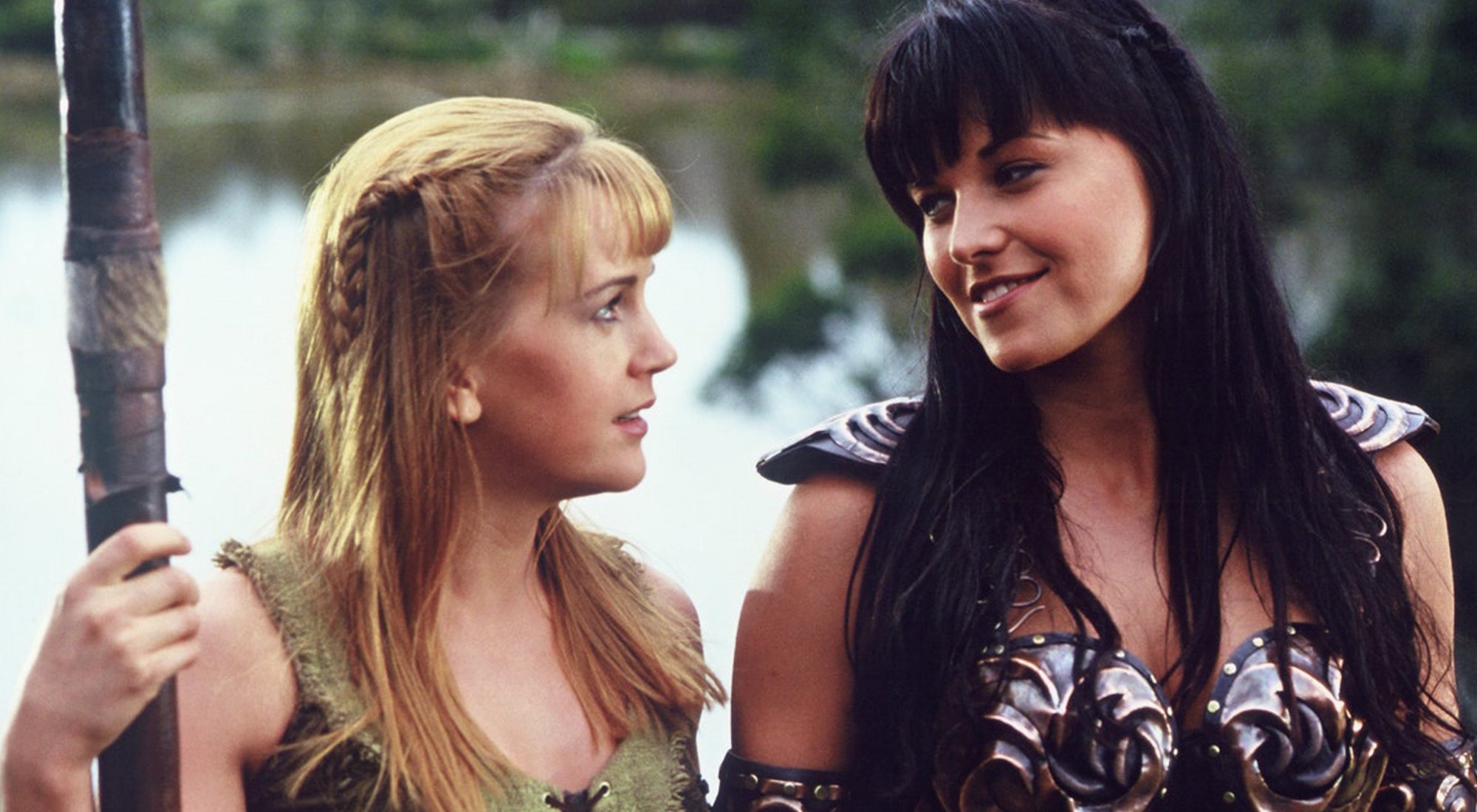 Gabrielle (Renée O'Connor) y Xena (Lucy Lawless) en 'Xena, la princesa guerrera'