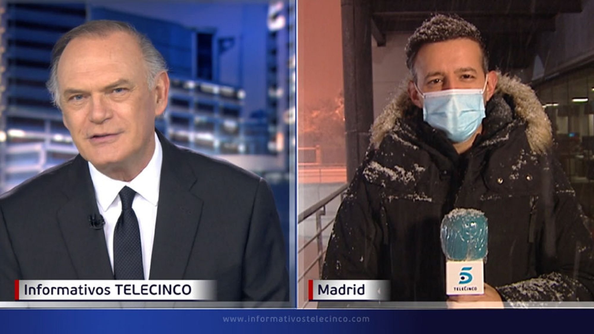 Pedro Piqueras conecta con uno de los reporteros de 'Informativos Telecinco' para mostrar la acumulación de nieve en el parking de Mediaset