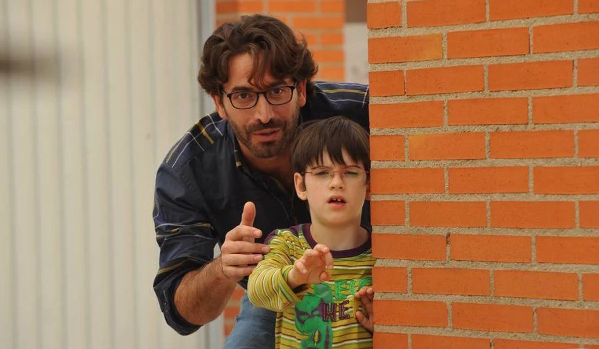 Carlitos hace magia bajo la atenta mirada de su padre en 'Los protegidos'