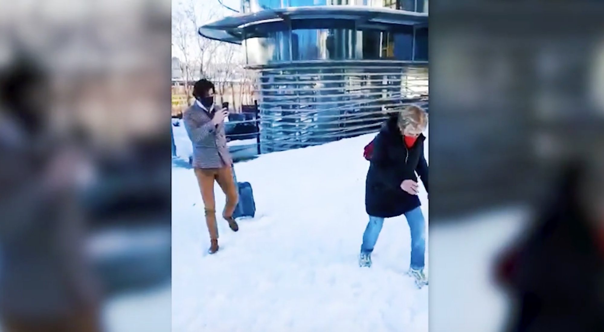 Chelo García Cortés junto a Israel Lancho a la salida del hotel