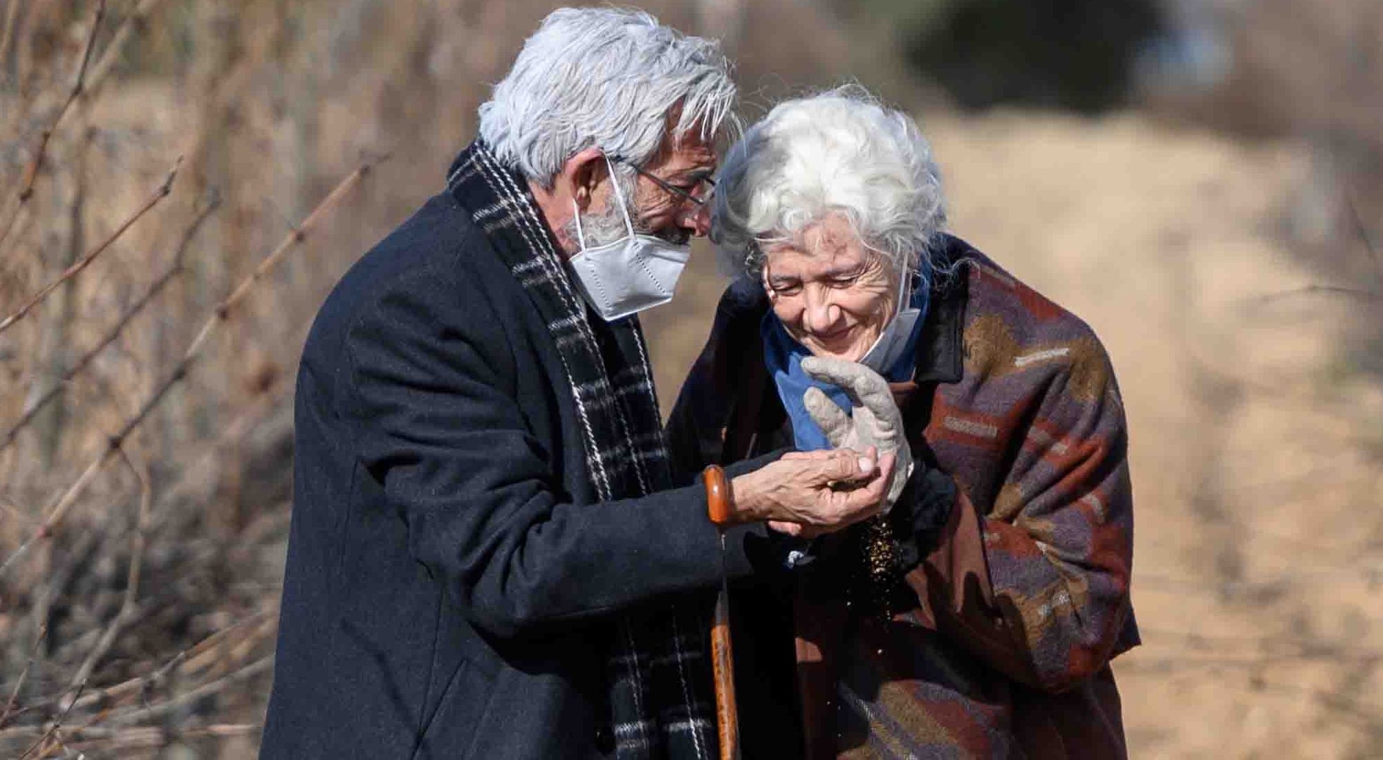 Antonio (Imanol Arias) y Mercedes (Ana Duato) en el presenta de Sagrillas en 'Cuéntame'