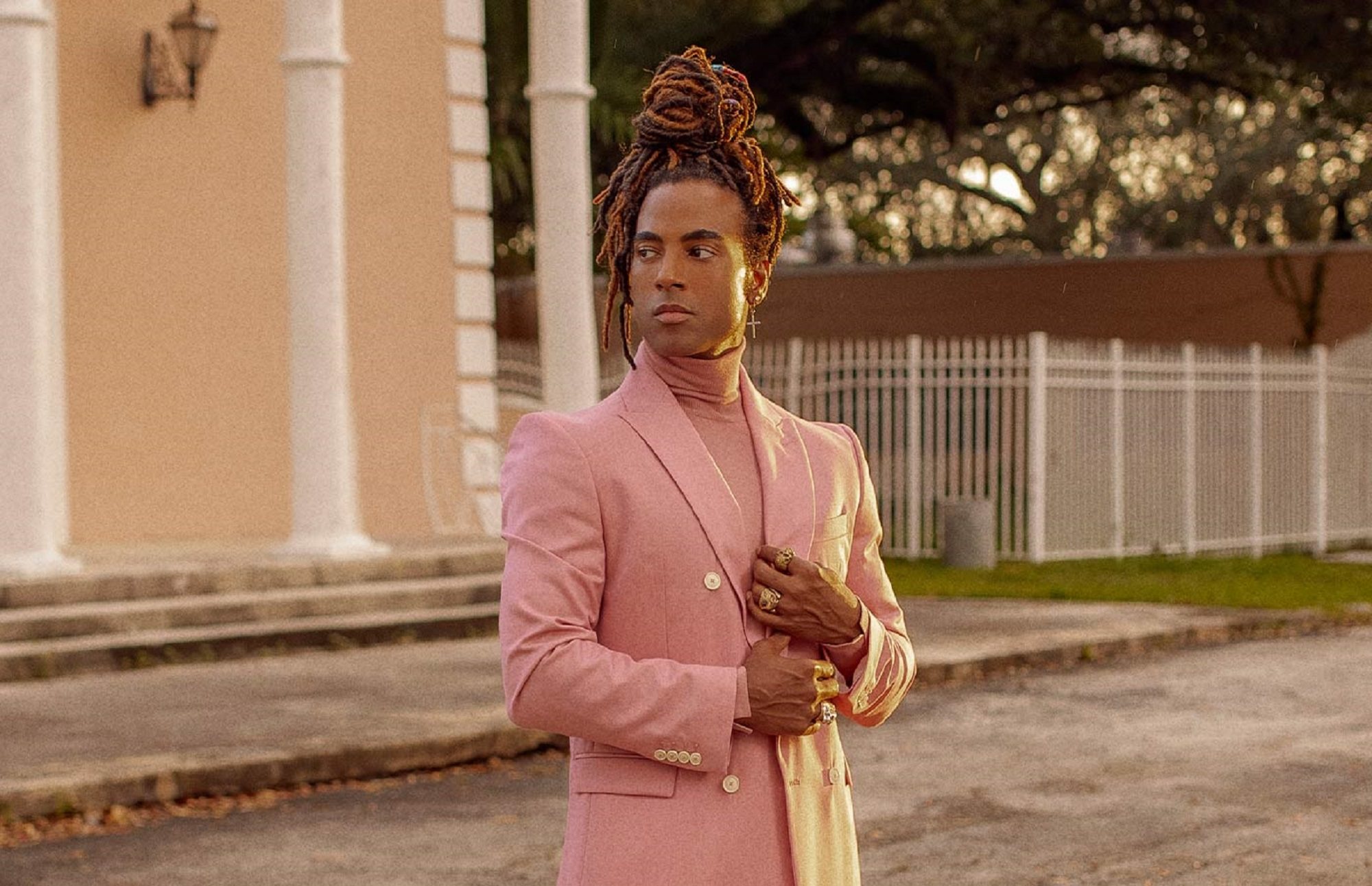 Yotuel Romero posa para Madmenmag e insinúa el regreso de 'Un paso adelante'