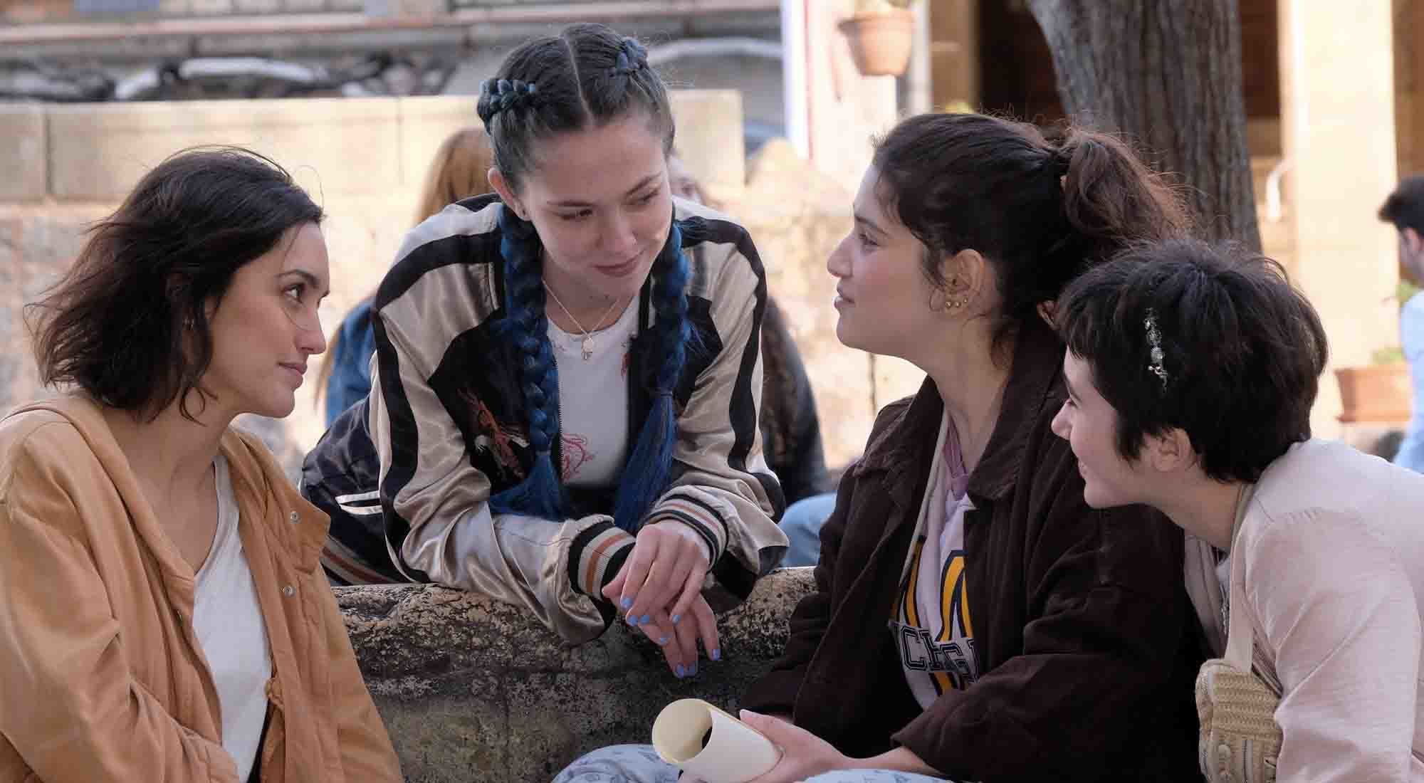 Sara Campos (Megan Montaner) con un grupo de jóvenes en 'La caza. Tramuntana'