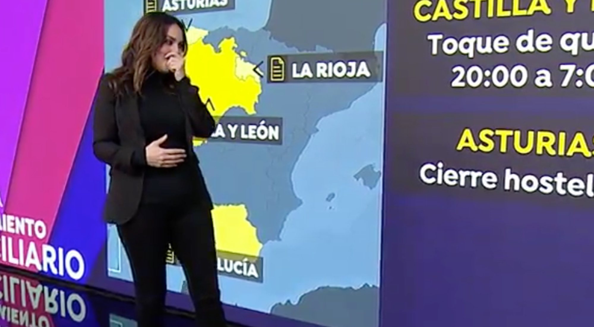 Mónica Carrillo sufre un ataque de tos en directo