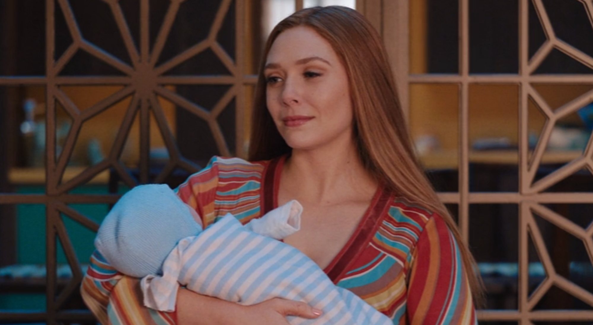 Wanda sostiene a uno de sus recién nacidos