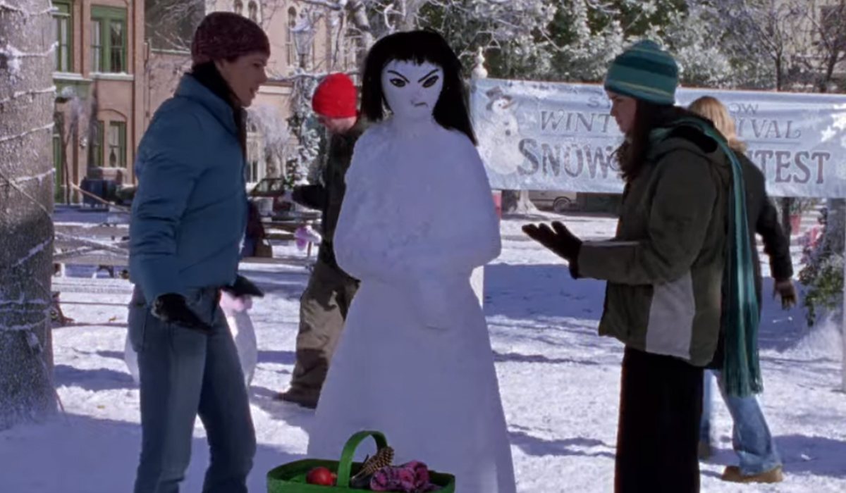Lorelai y Rory construyen un muñeco de nieve en 'Las chicas Gilmore'