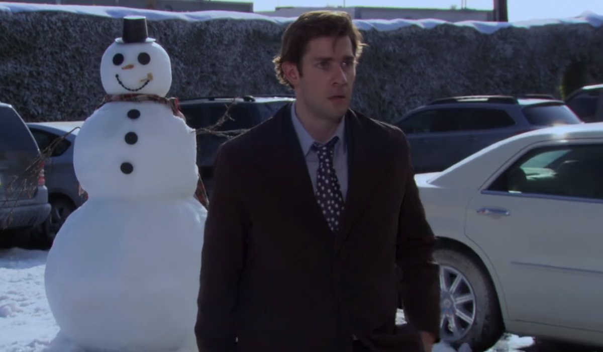 Dwight se esconde dentro de un muñeco de nieve par atacar a Jim en 'The Office'