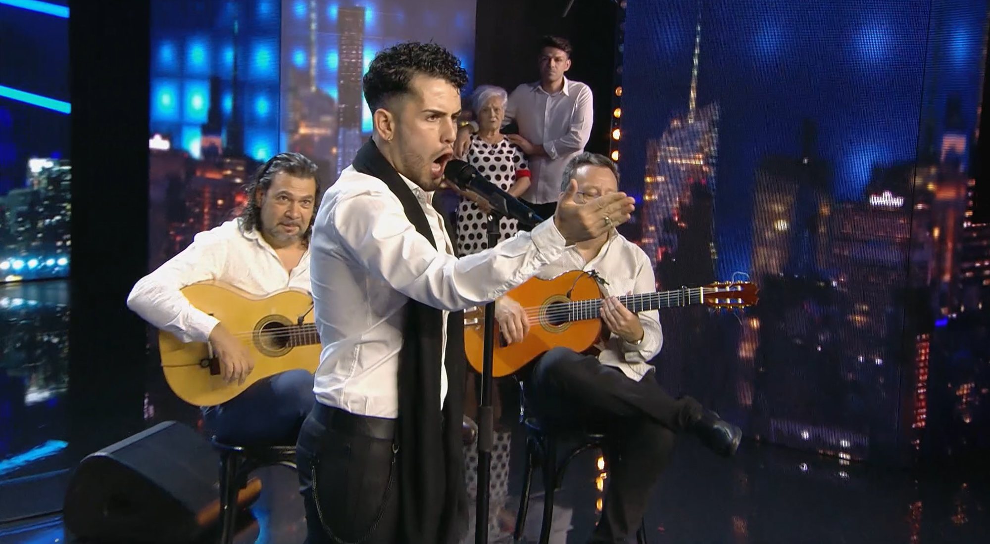 Cristian lo da todo en &#39;Got Talent&#39; ante las atentas miradas de su abuela y su marido