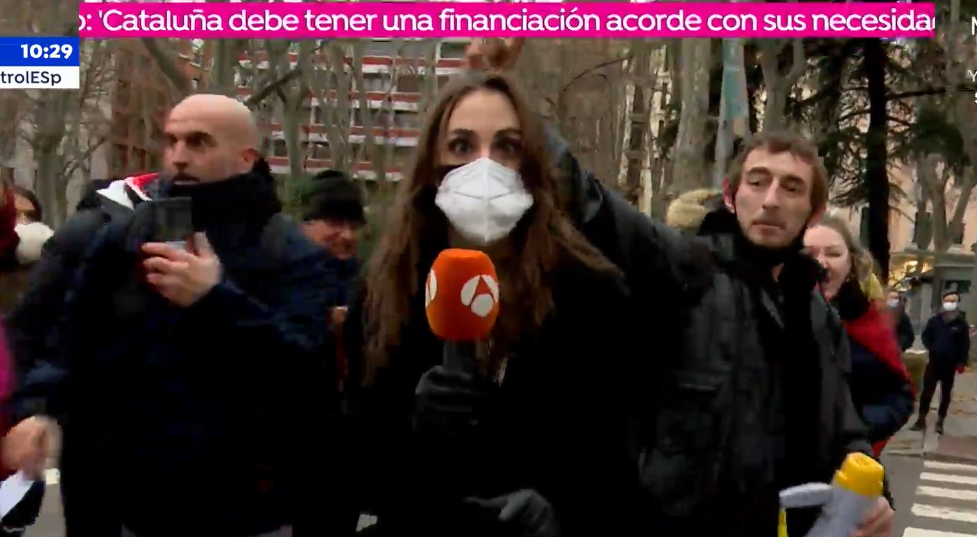 Una reportera de Antena 3, increpada por negacionistas de la covid-19