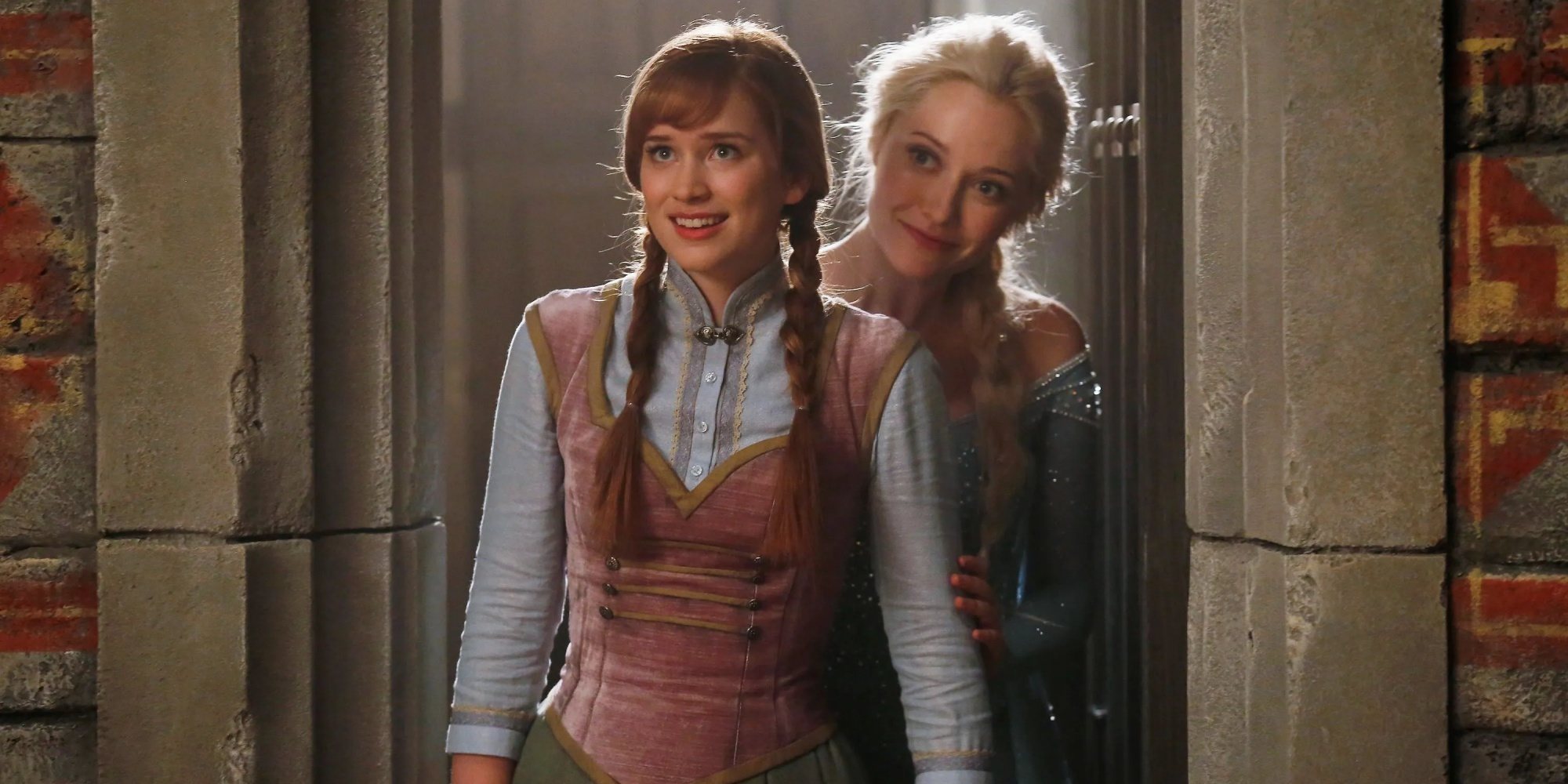 Elizabeth Lail y Georgina Haig como Anna y Elsa en 'Once Upon a Time'