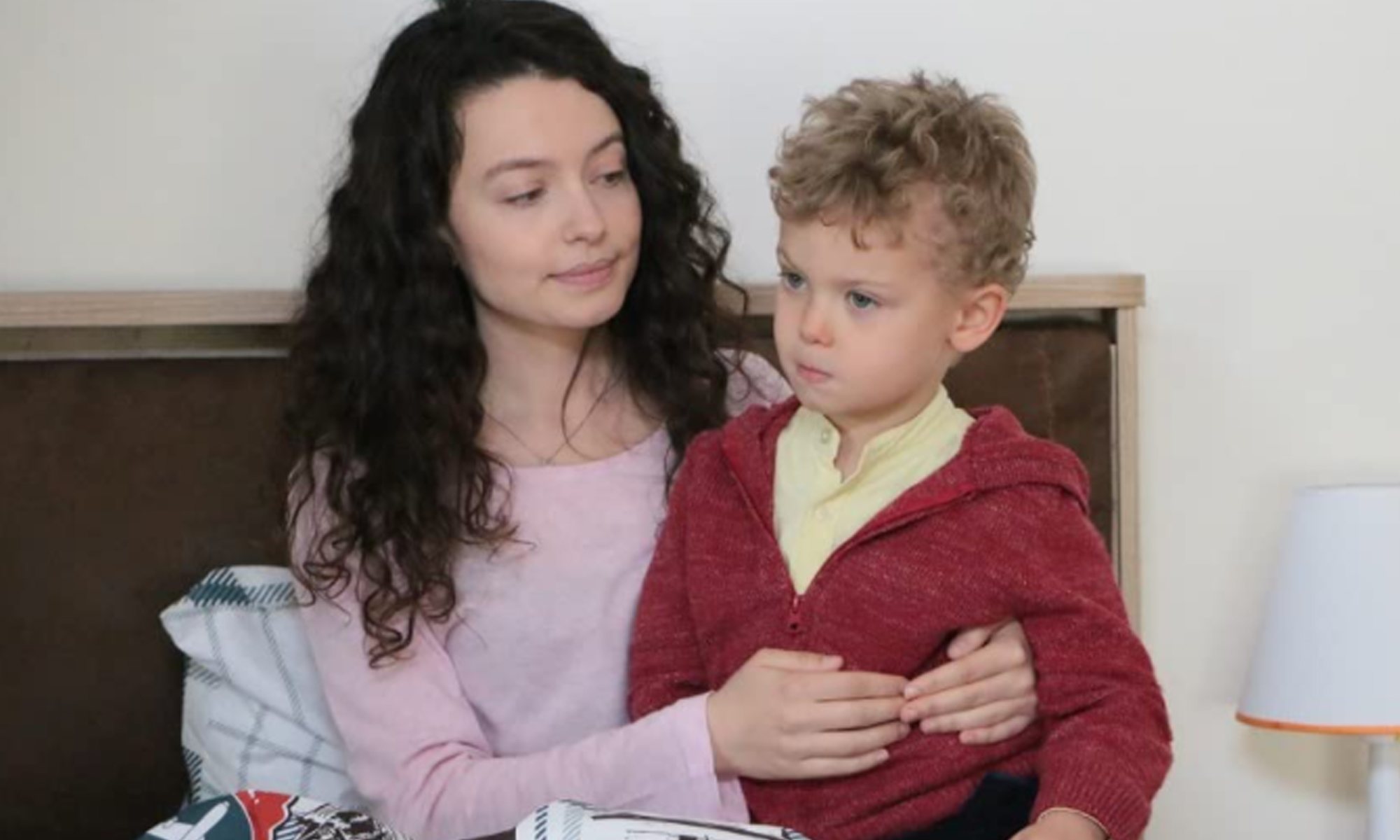 Gizem Ar&#305;kan y Emre Mete Sönmez en &#39;Ömer: Sueños robados (Yarali Kuslar)&#39;