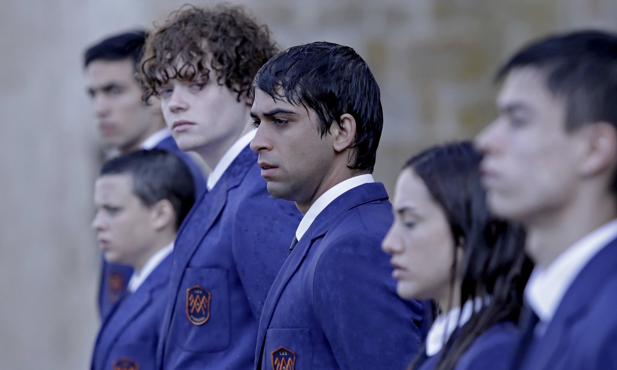 Varios protagonistas de &#39;El internado: Las Cumbres&#39; bajo la lluvia
