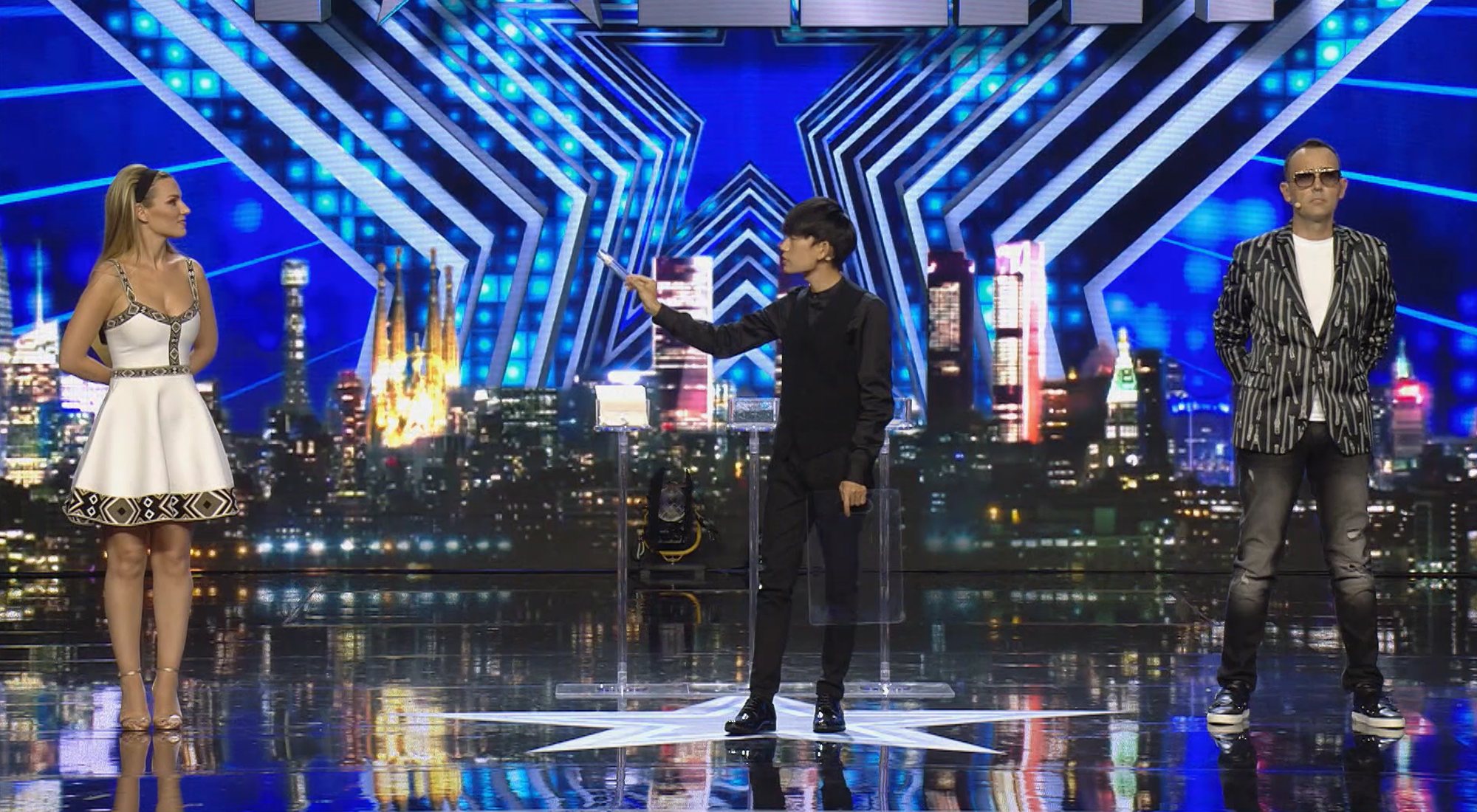 Edurne y Risto Mejide acompañan a Yao sobre el escenario de 'Got Talent'