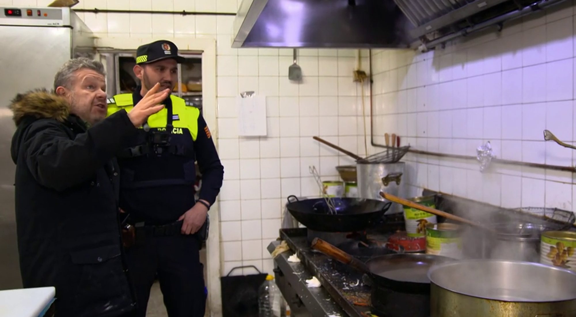 Alberto Chicote junto a un policía en &#39;¿Te lo vas a comer?&#39;