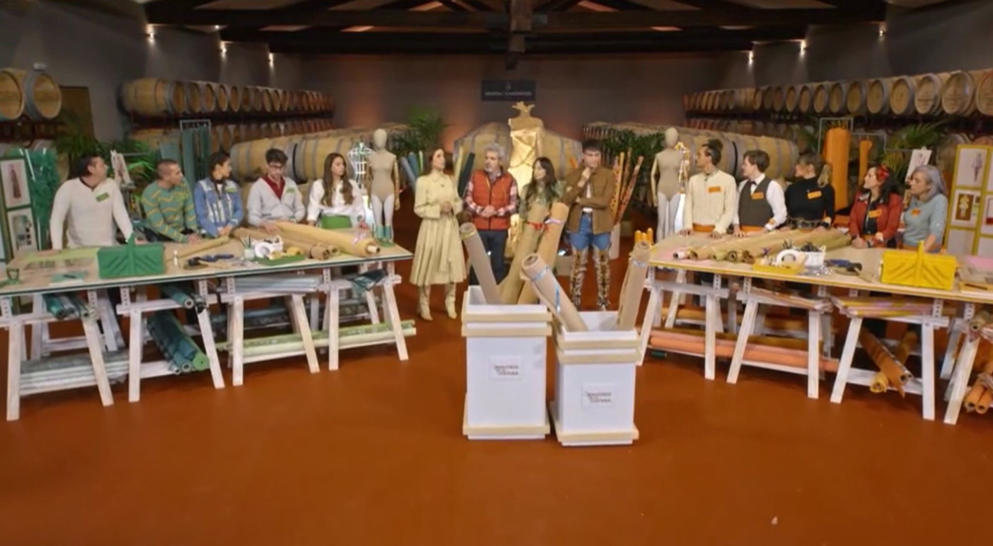 Aprendices y jueces de &#39;Maestros de la costura 4&#39; en la prueba grupal