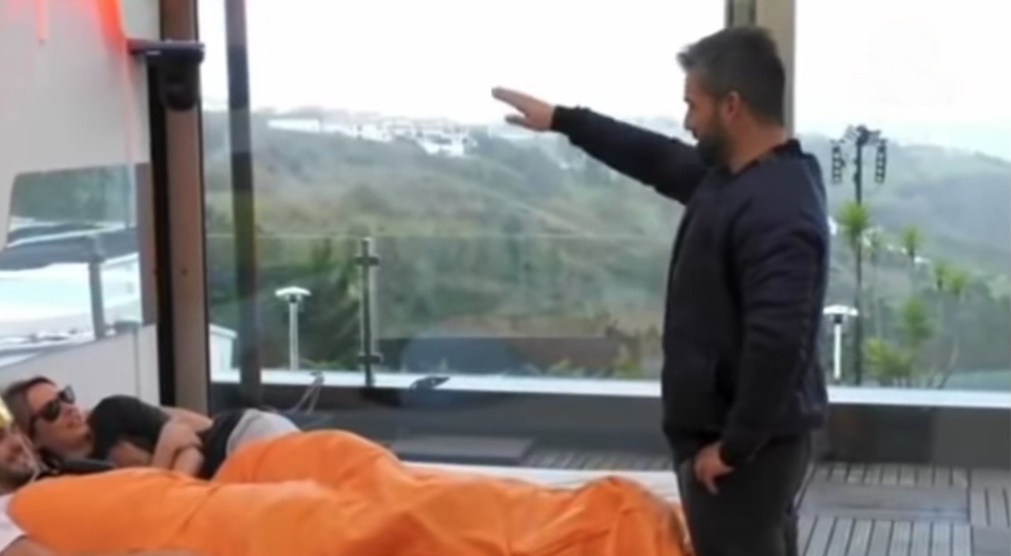 Hélder reproduciendo el saludo nazi