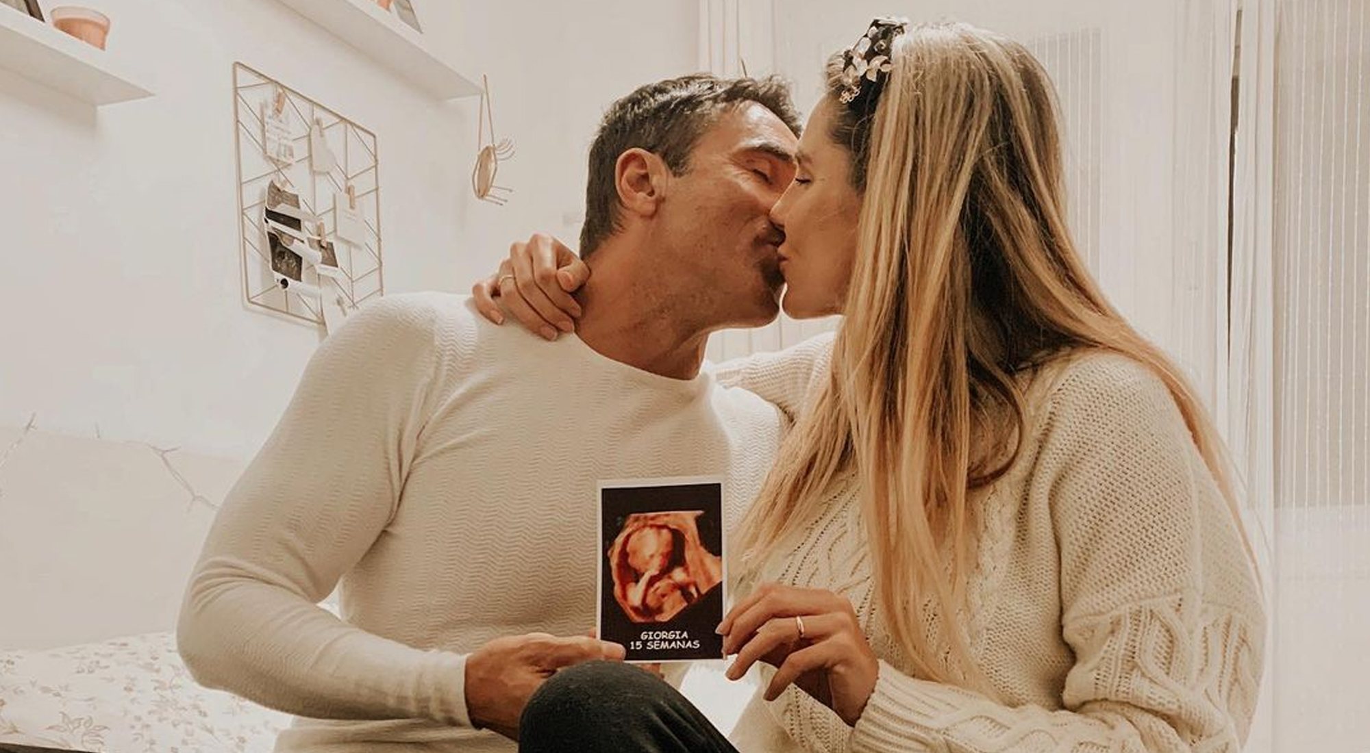 Hugo e Ivana posan con la ecografía de su bebé en Instagram