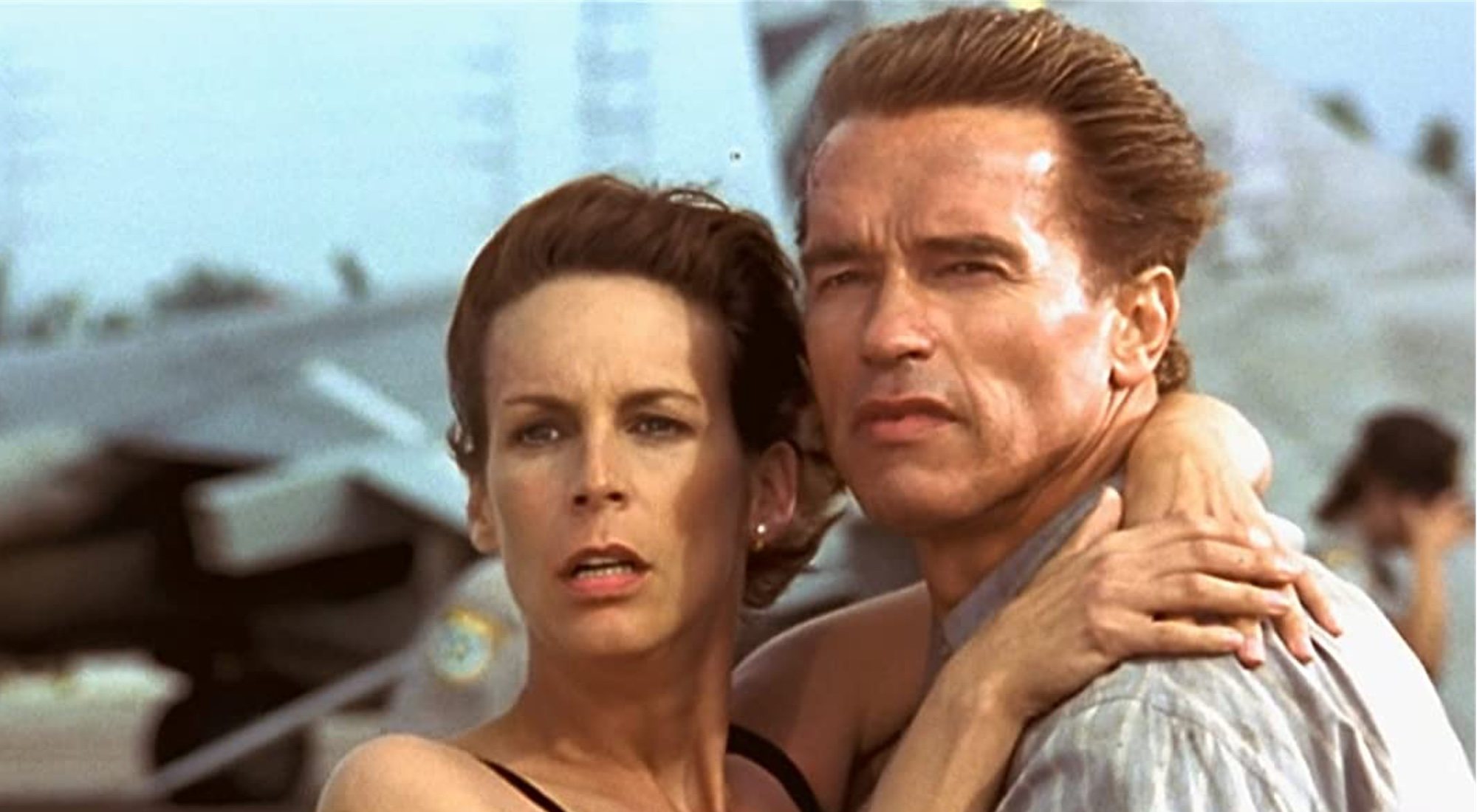 Jamie Lee y Arnold Schwarzenegger en "Mentiras arriesgadas"