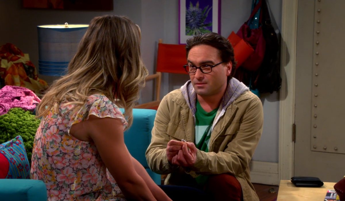 Leonard le entrega un anillo de compromiso a Penny en 'Big Bang Theory'
