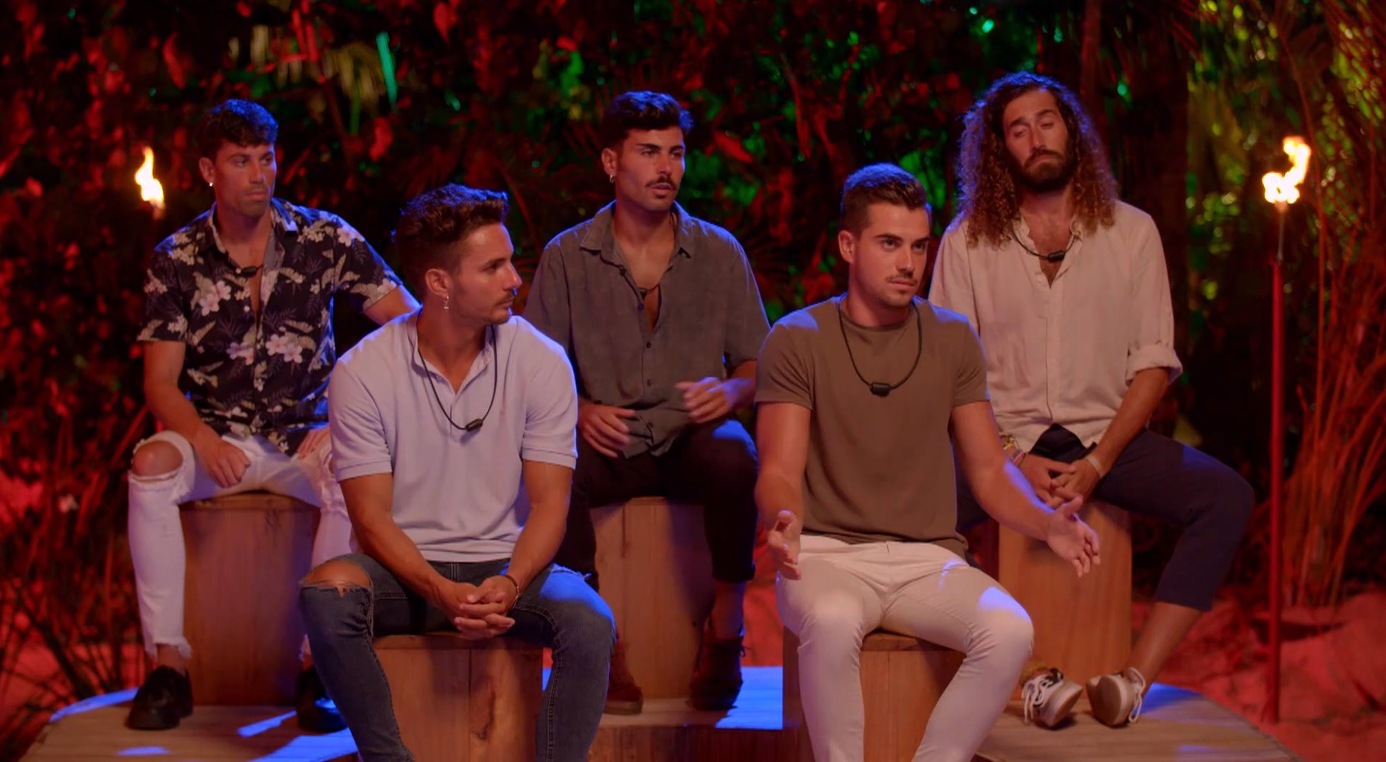 Jesús, arropado por sus compañeros durante su hoguera en 'La isla de las tentaciones'