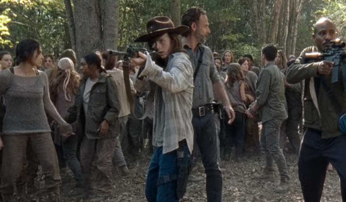 Carl utiliza la escopeta la revés en 'The Walking Dead'