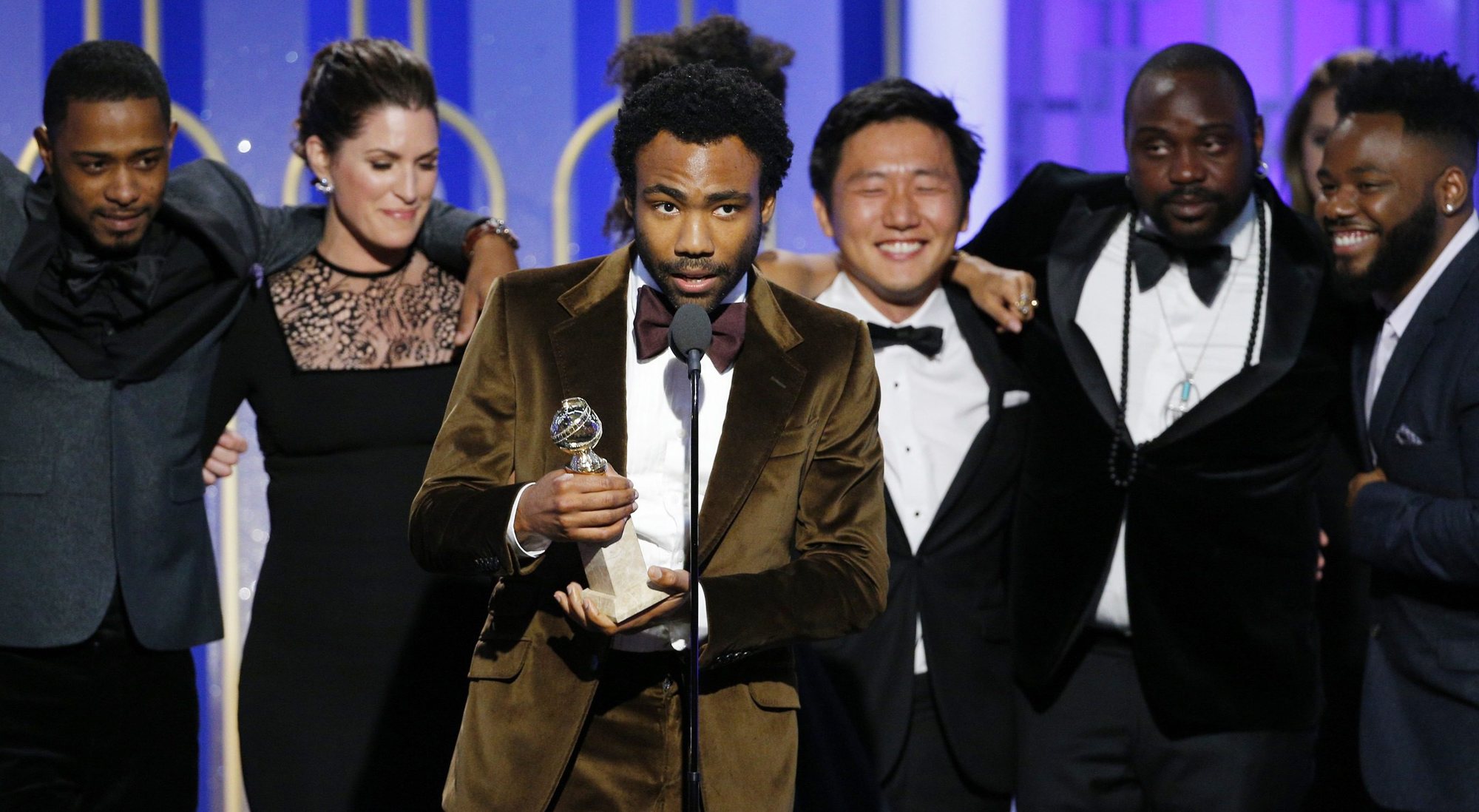 El equipo de 'Atlanta' recoge el Globo de Oro a la mejor comedia en 2017