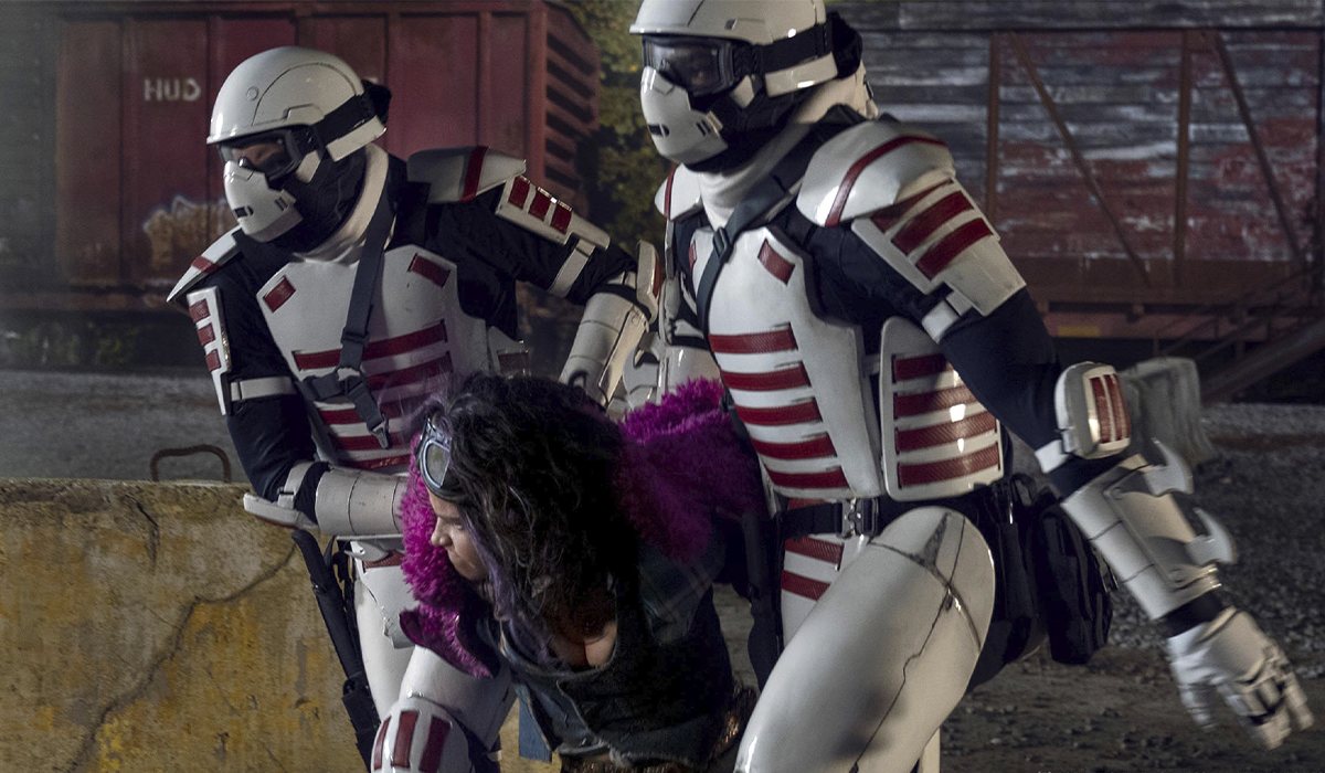 Varios soldados se llevan a La Princesa en 'The Walking Dead'