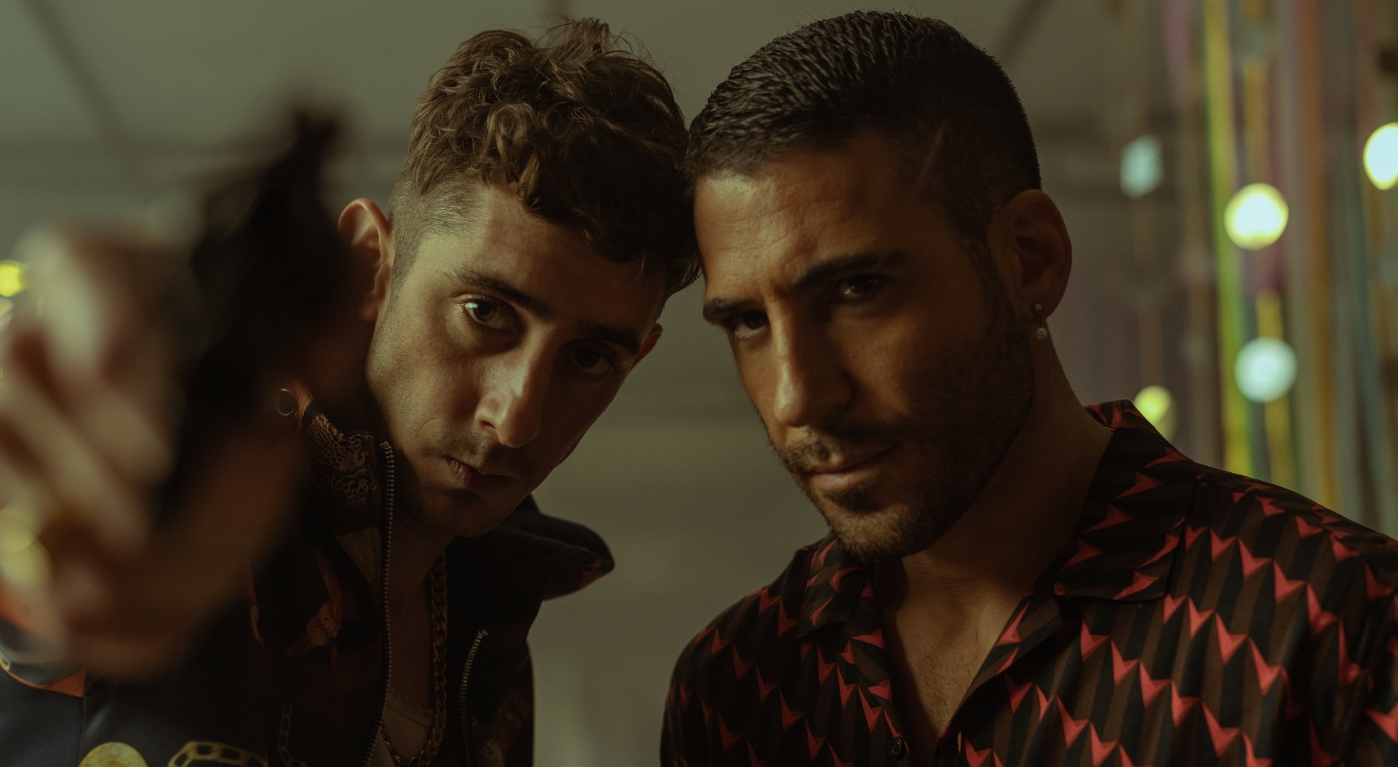 Enric Auquer y Miguel Ángel Silvestre en 'Sky Rojo'