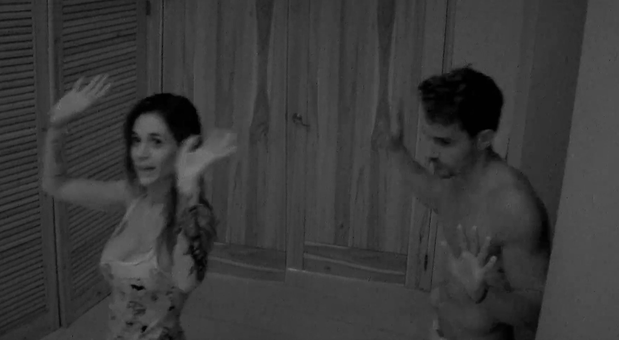 Fiama y Manu alzan las manos tras salir del baño después de mantener relaciones en 'La isla de las tentaciones'