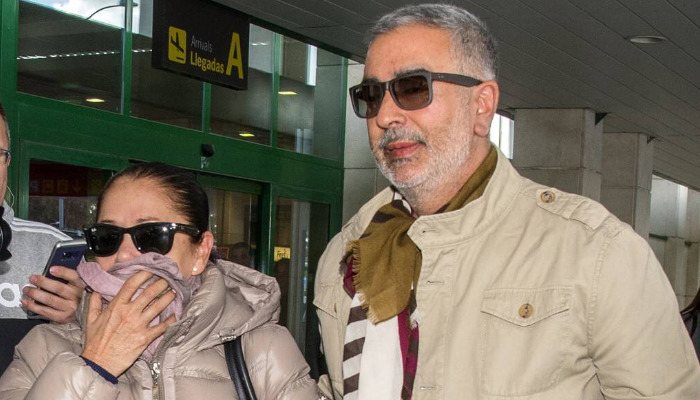 Agustín Pantoja e Isabel Pantoja en el aeropuerto