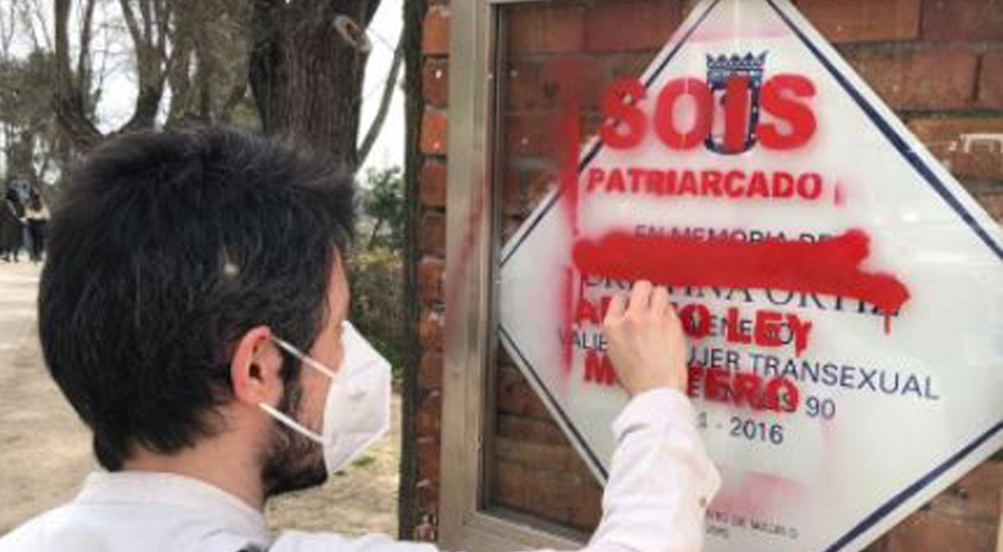 Seguidores de La Veneno limpian las pintadas de su placa