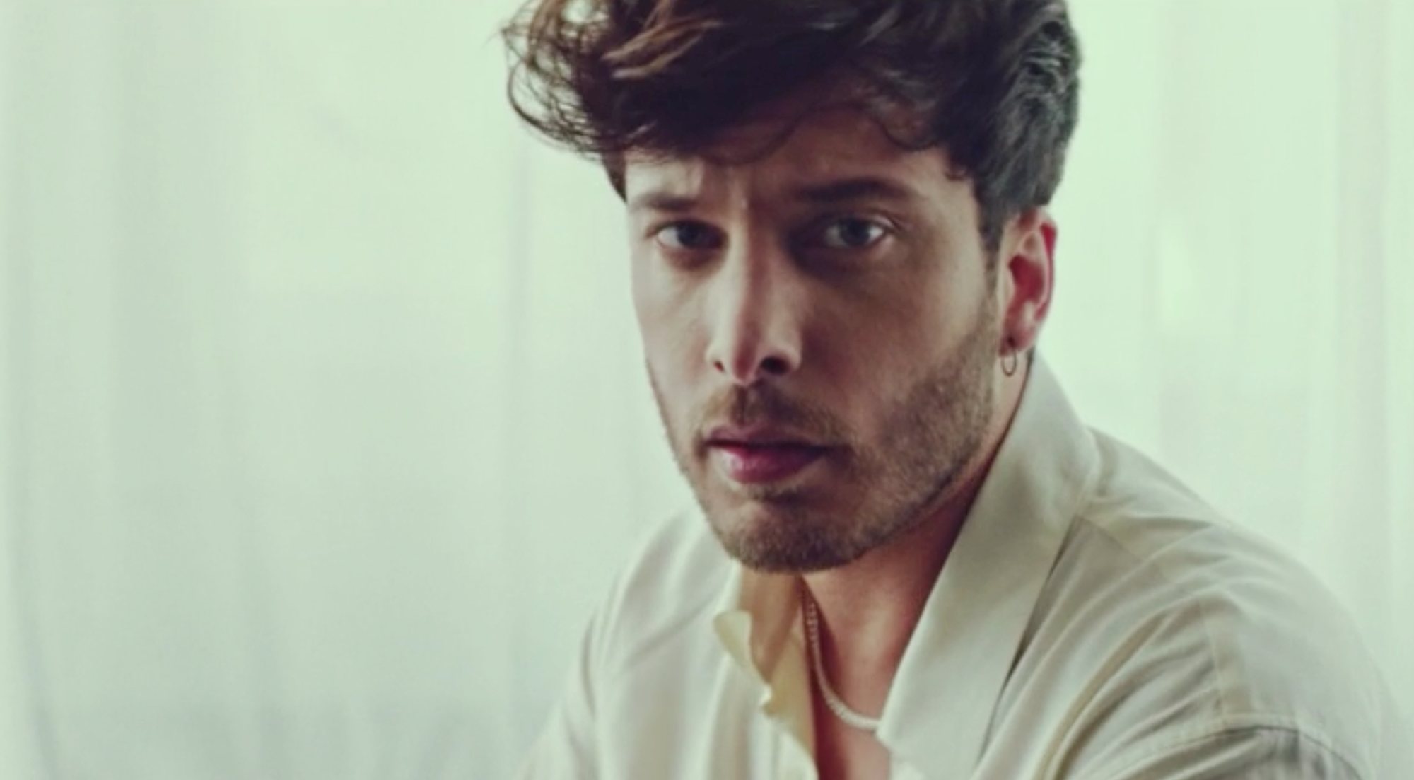 Blas Cantó en el videoclio de "Voy a quedarme"