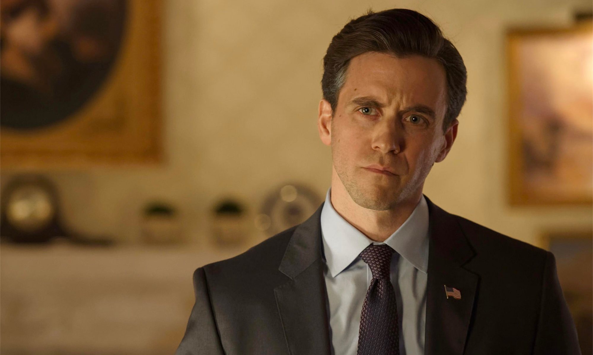 Ashley Zukerman dará vida a Robert Langdon