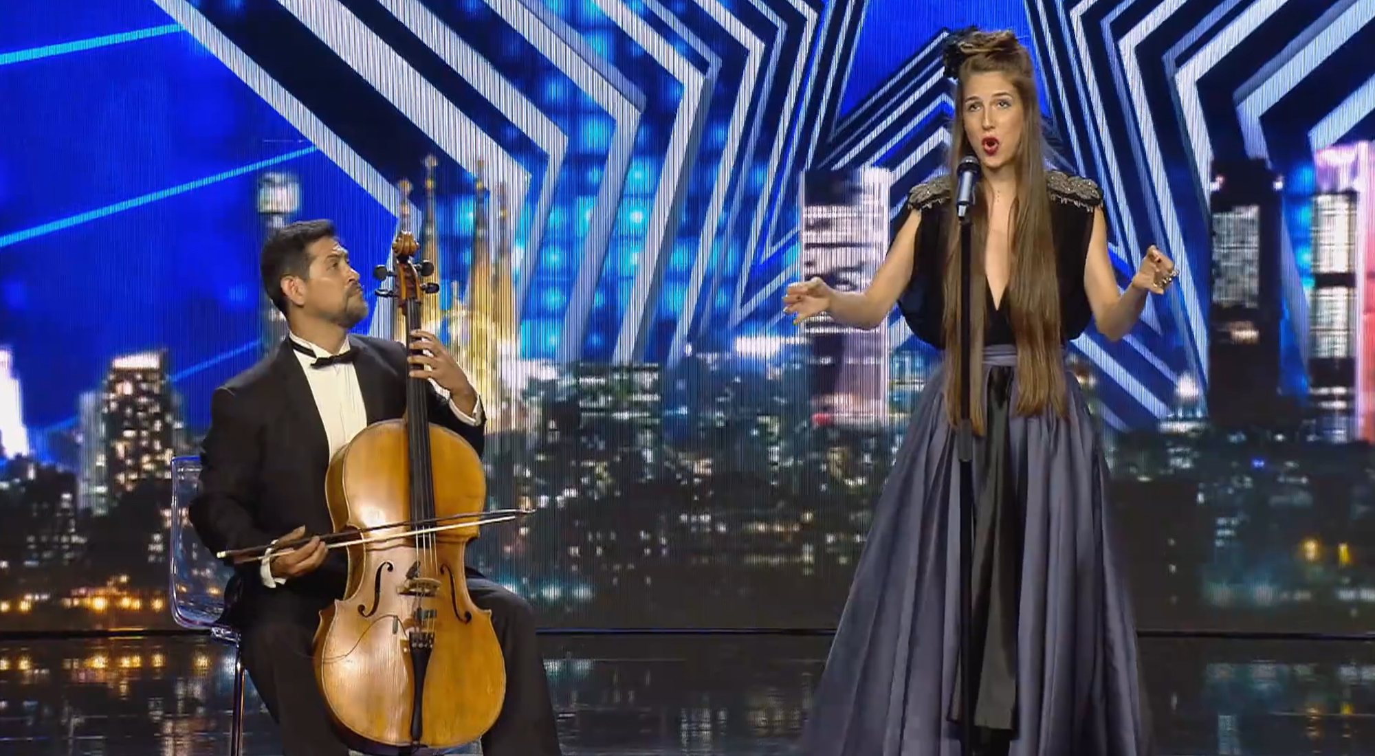 Laura, acompañada por un músico durante su actuación en 'Got Talent'