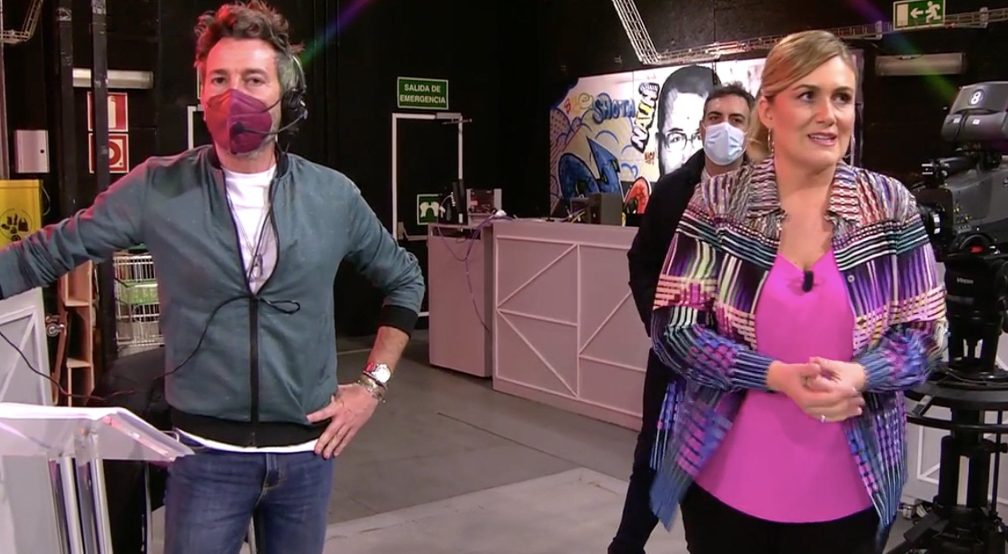 Carlota Corredera junto a David Valldeperas dando su opinión sobre el tema en 'Sálvame'