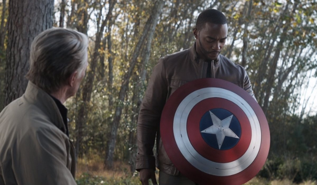 Steve Rogers entrega el escudo de Capitán América a Sam en "Vengadores: Endgame"