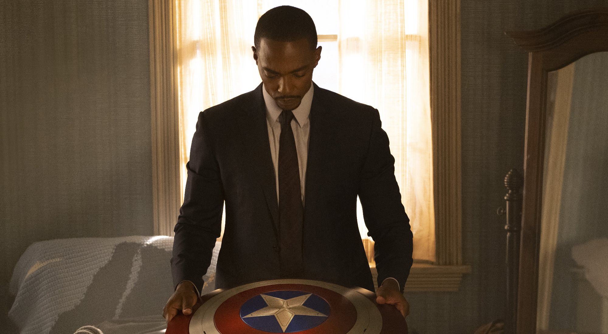 Sam contempla el escudo de Capitán América