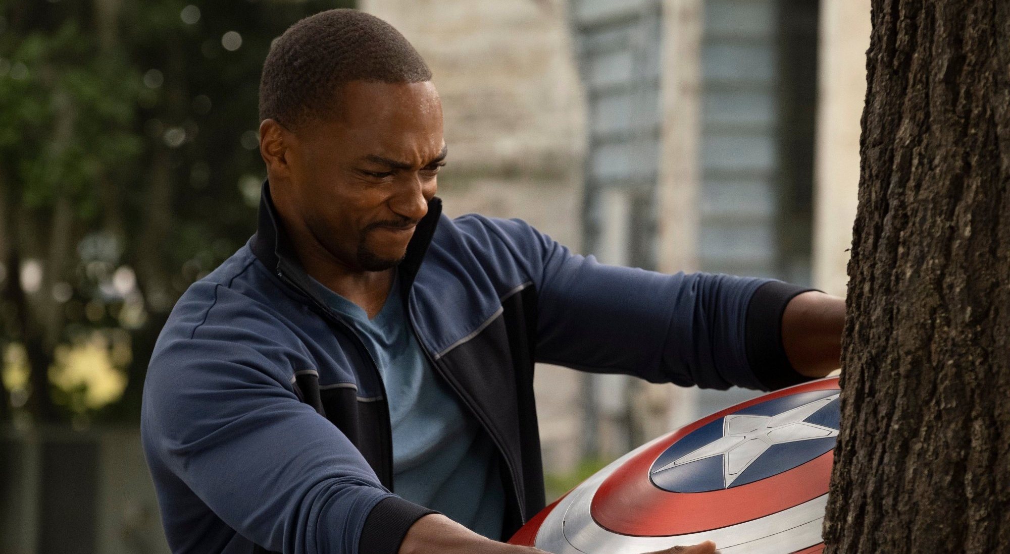 Sam trata de arrancar el escudo del Capitán América