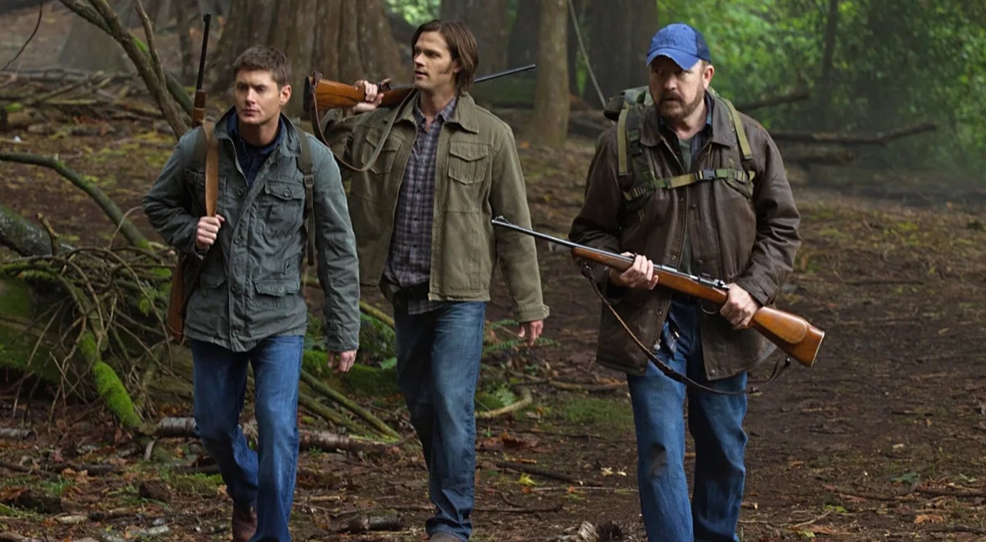 Los hermanos Winchester junto a Bobby Singer en 'Sobrenatural'
