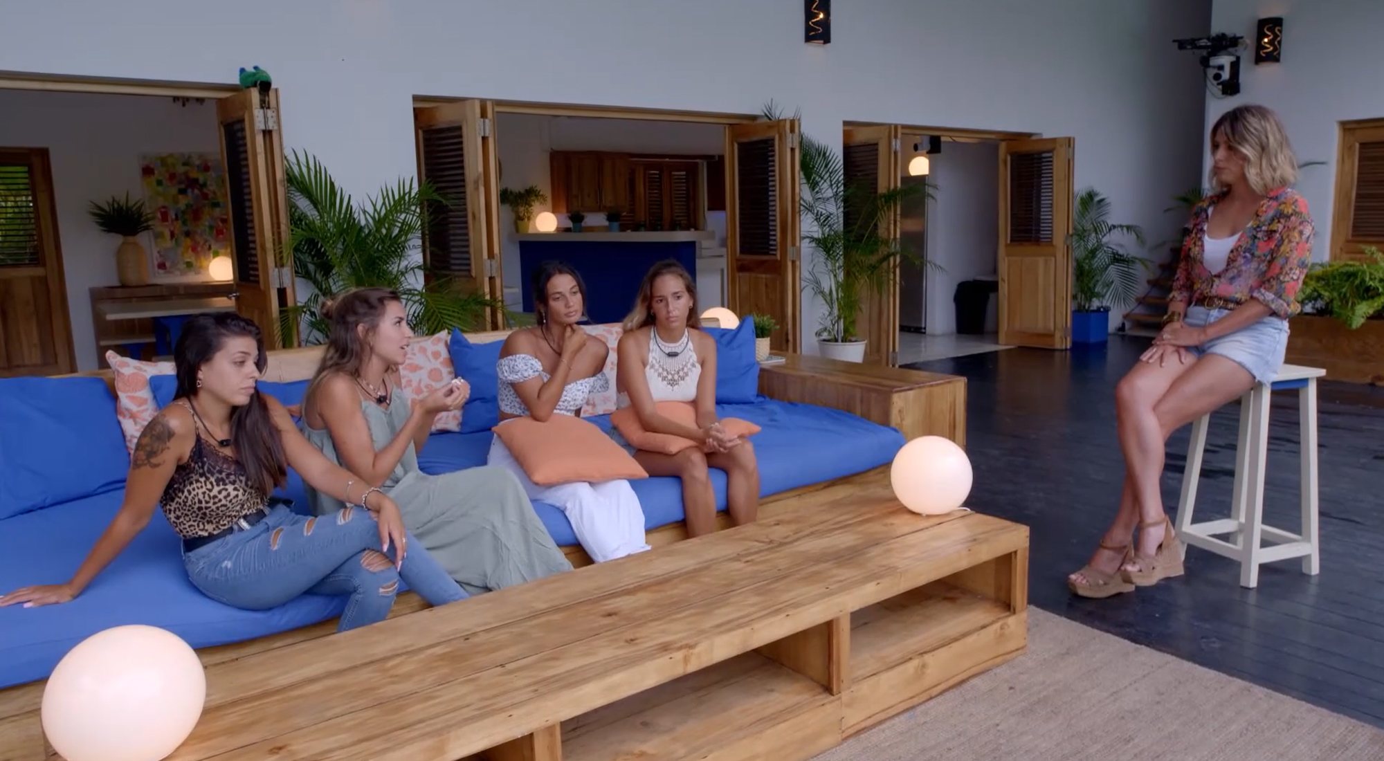 Las chicas de Villa Montaña cuentan lo ocurrido a Sandra en &#39;La isla de las tentaciones&#39;