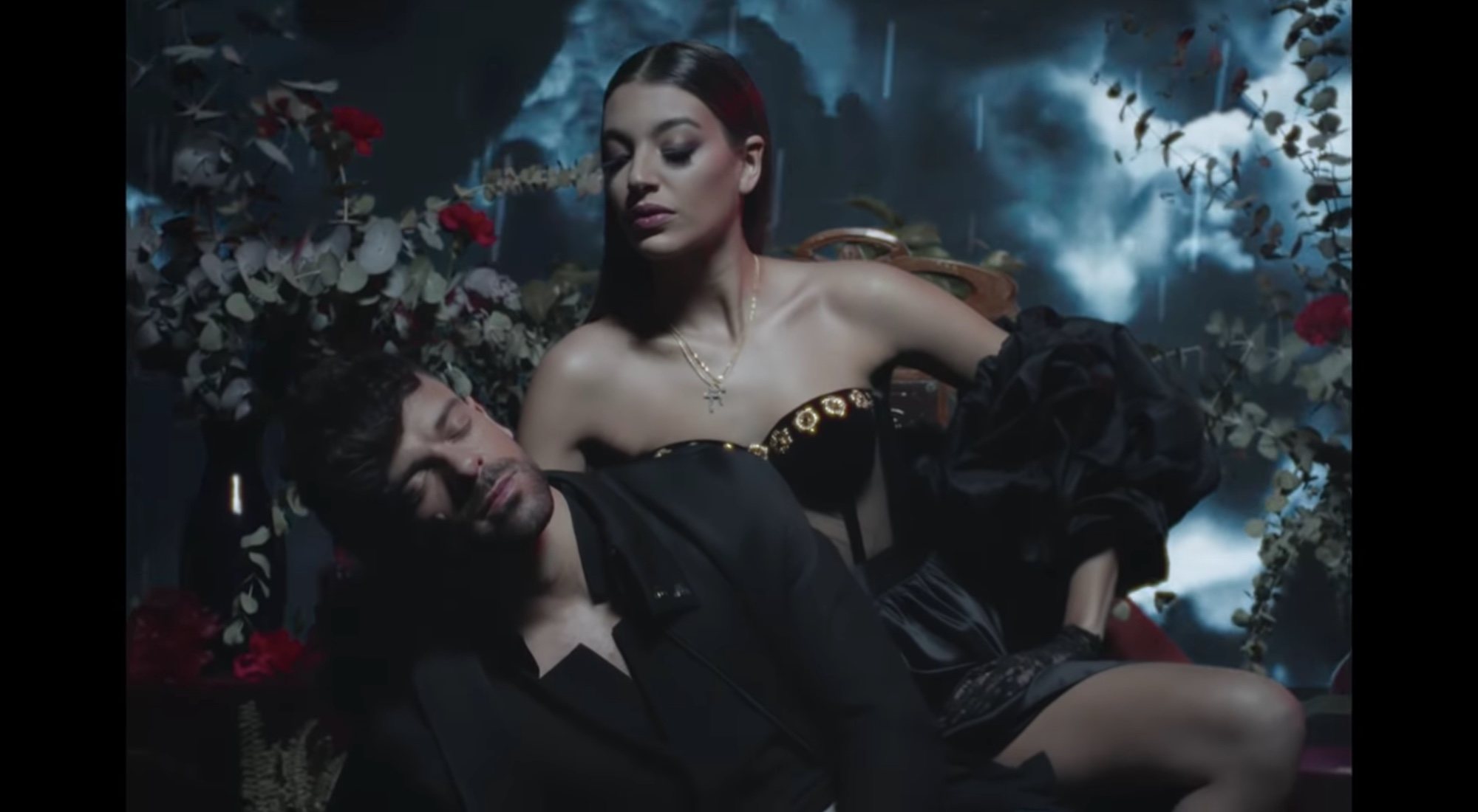 Ricky Merino junto a Ana Guerra en el videoclip de "Es lo que hay"