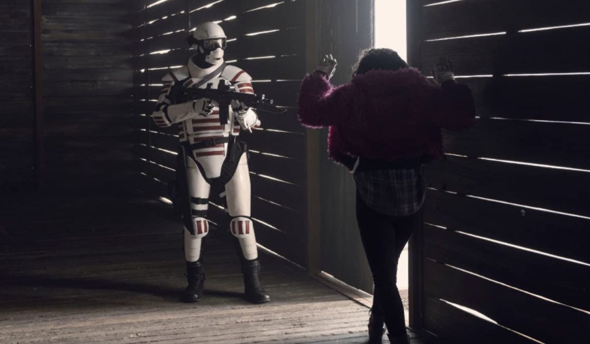 Princesa frente a uno de los soldados en el 10x20 de 'The Walking Dead'