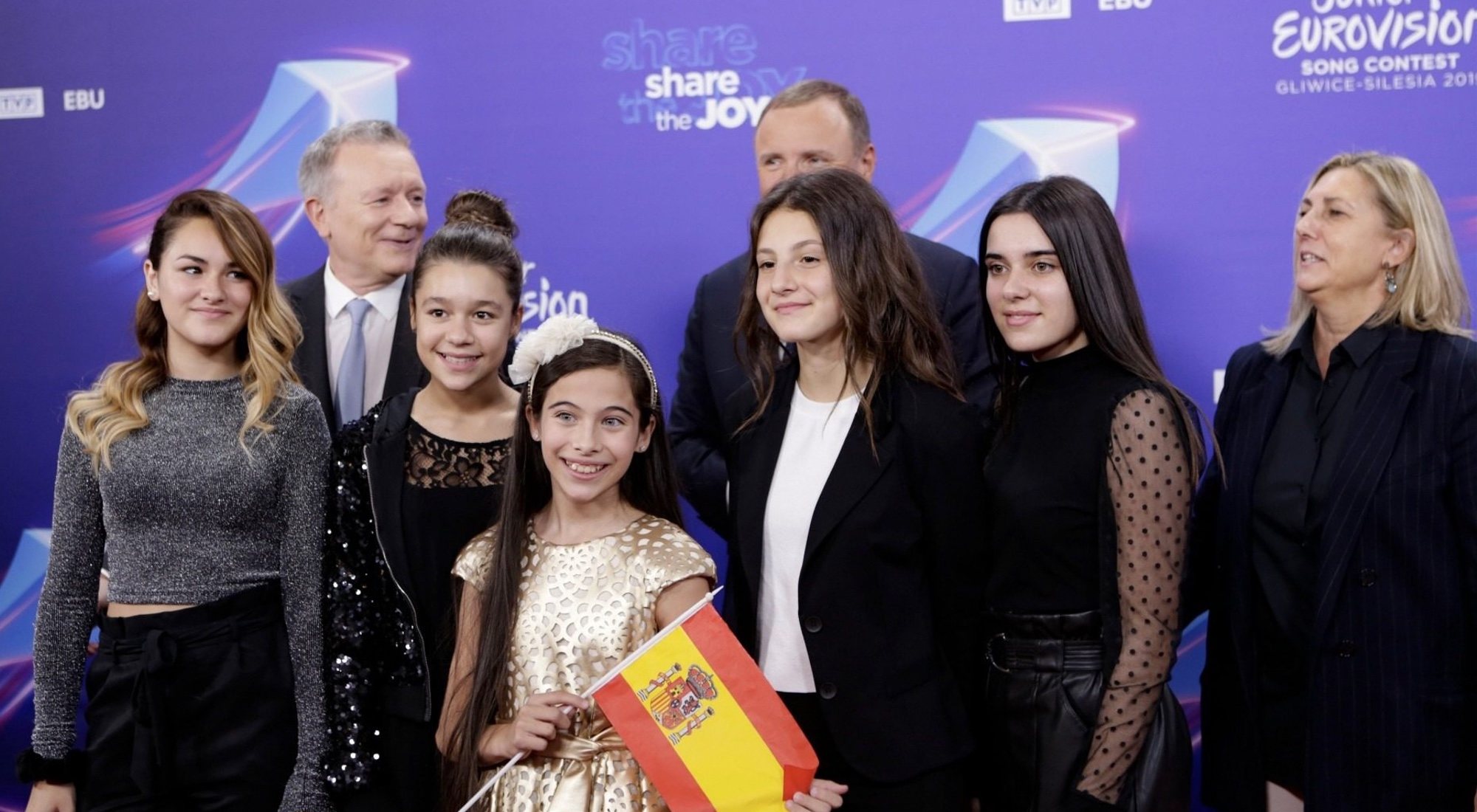 Ana María Bordas junto a Melani y sus coristas en el Festival de Eurovisión Junior 2019