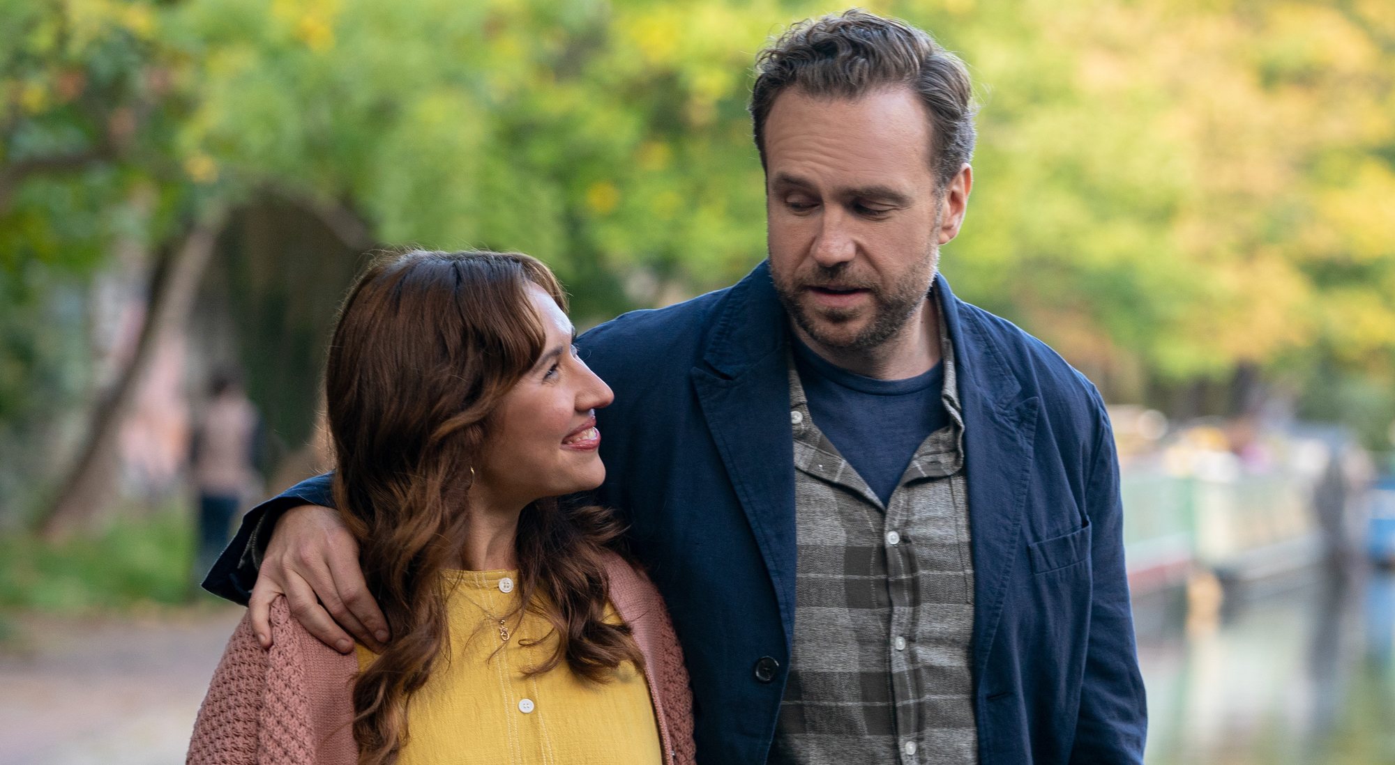 Esther Smith y Rafe Spall en la segunda temporada de 'Trying'