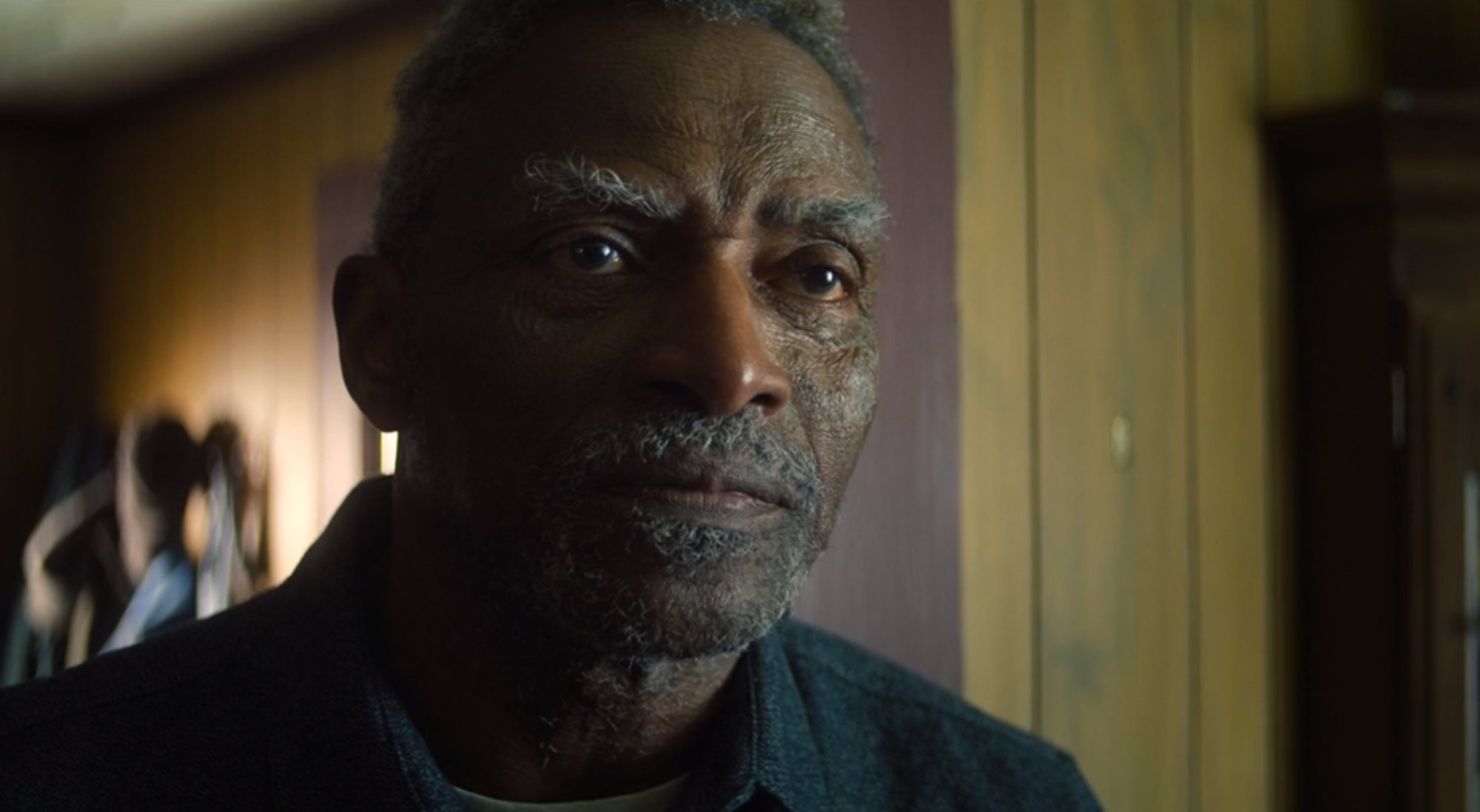 Carl Lumbly como Isaiah en 'Falcon y el Soldado de Invierno'
