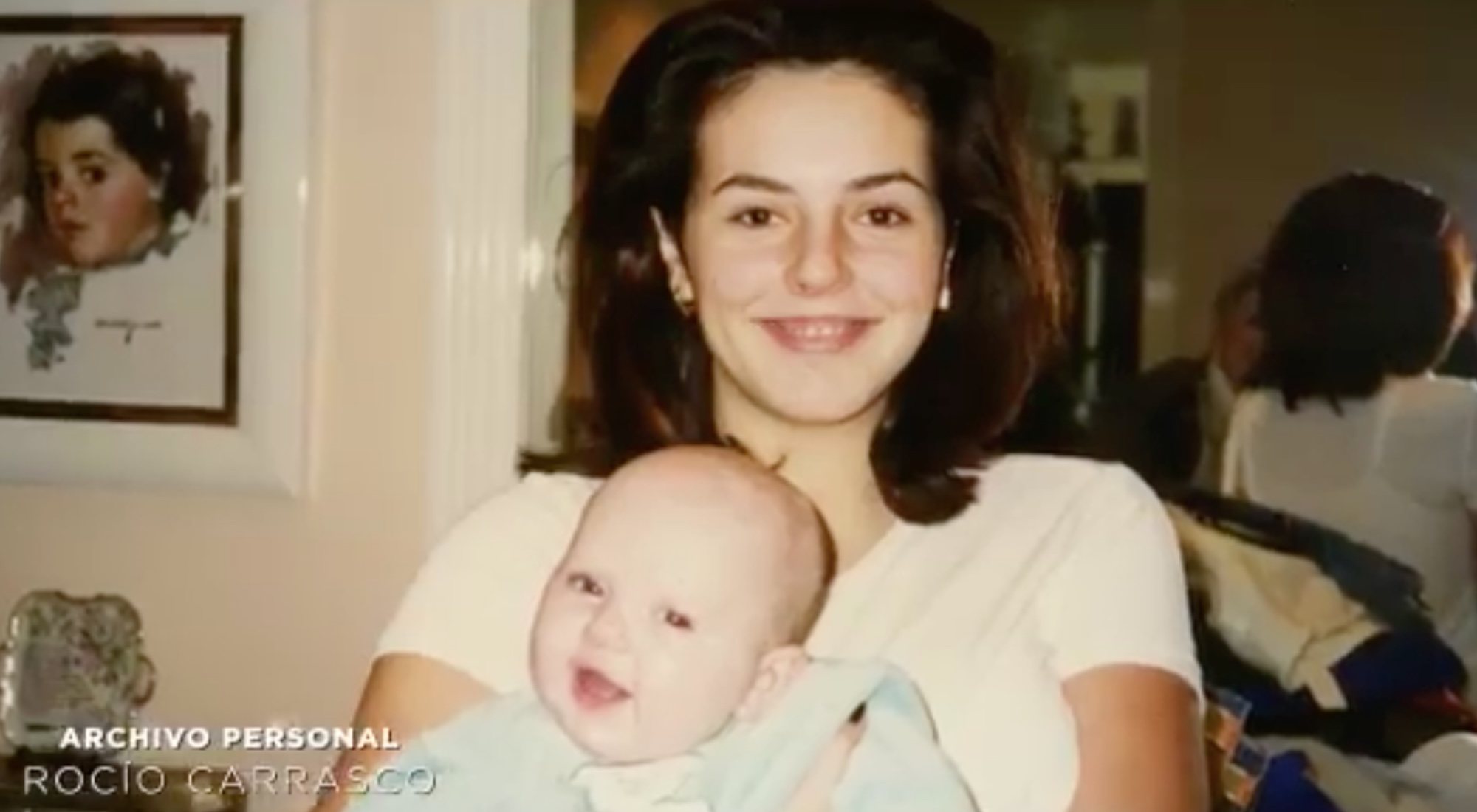 Rocío Flores en brazos de Rocío Carrasco