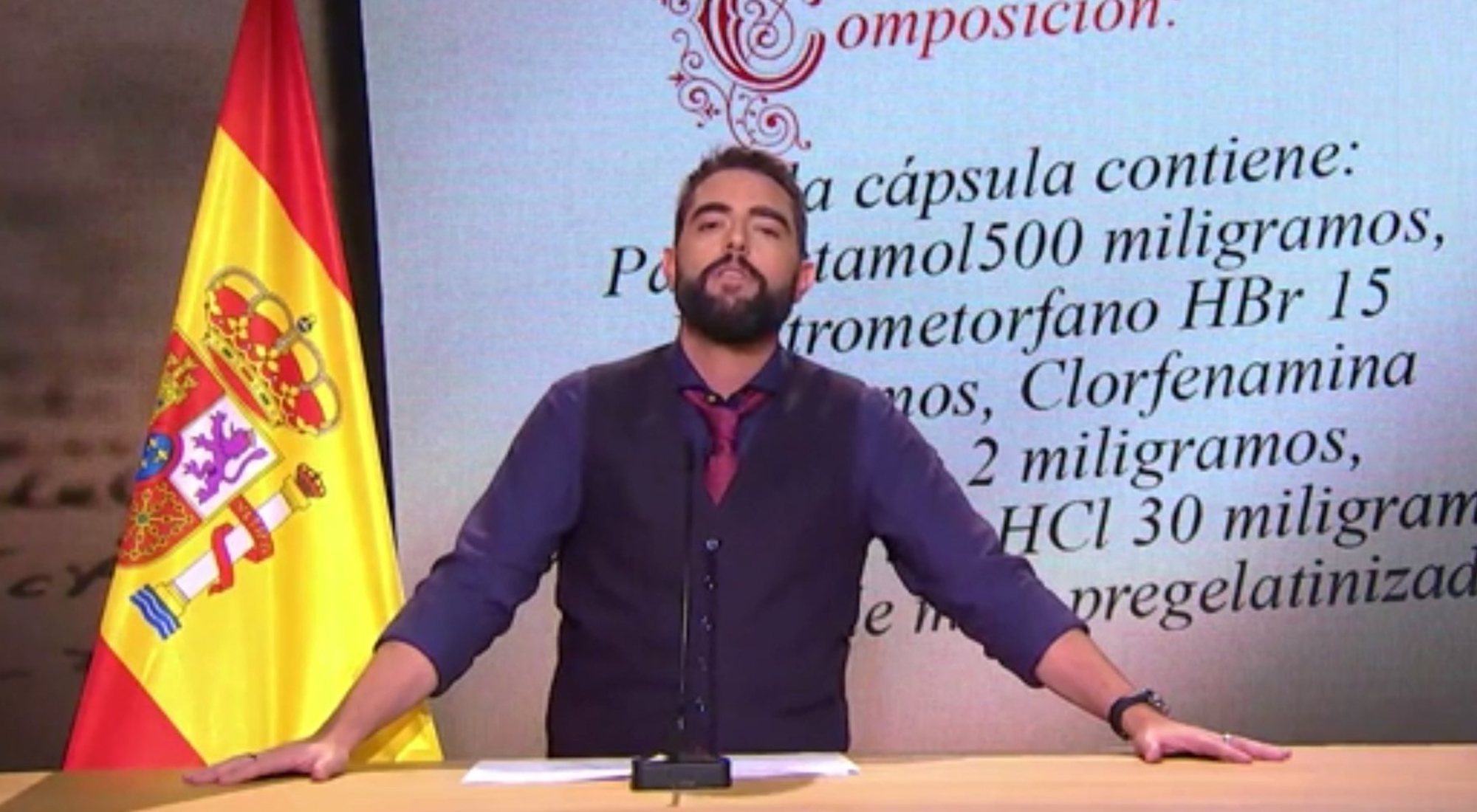 Dani Mateo, blanco de críticas tras sonarse la nariz con la bandera de España en 'El intermedio'