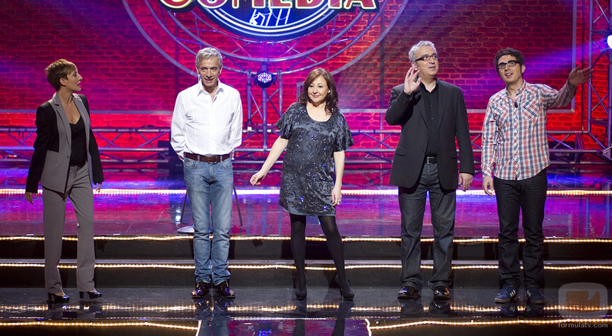 Eva Hache junto a los primeros invitados de la temporada más vista de 'El club de la comedia'