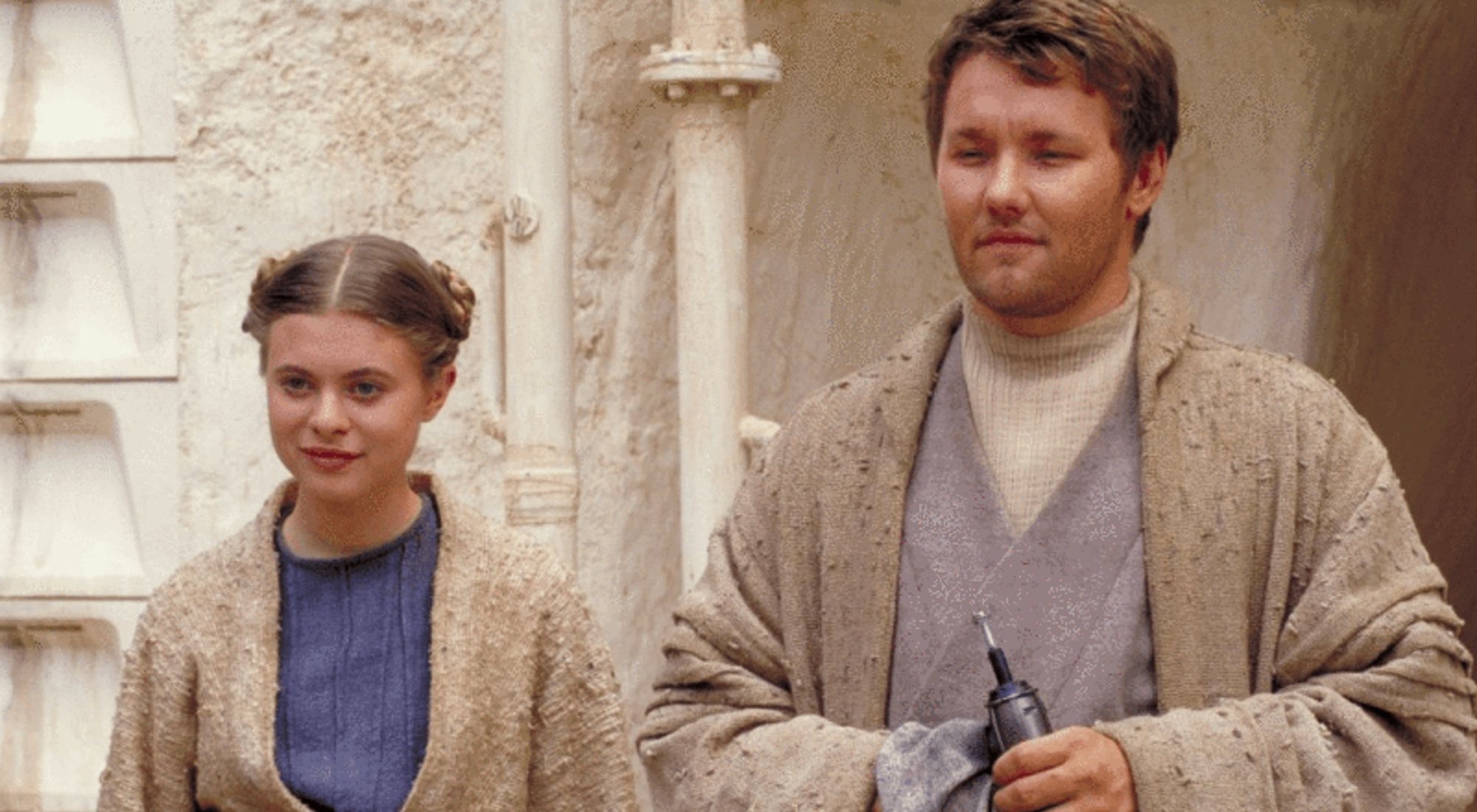 Joel Edgerton y Bonnie Piesse como los tíos de Luke Skywalker en "Star Wars"