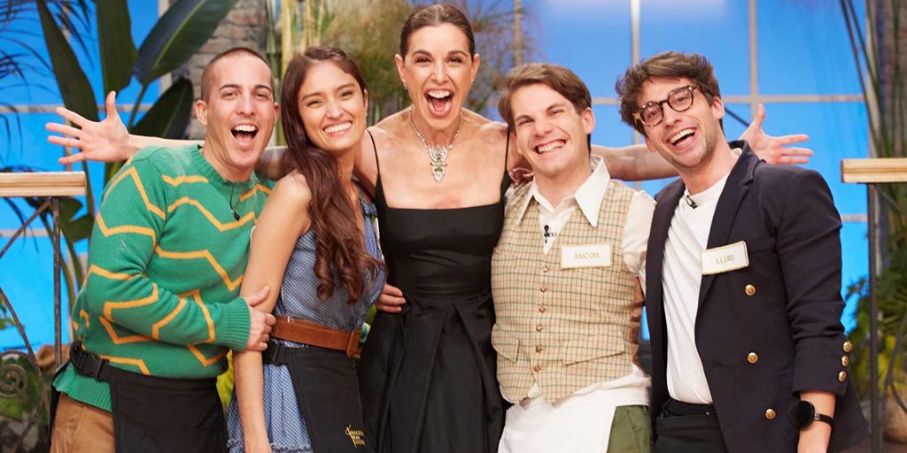 Raquel Sánchez Silva junto a los finalistas de 'Maestros de la costura 4'